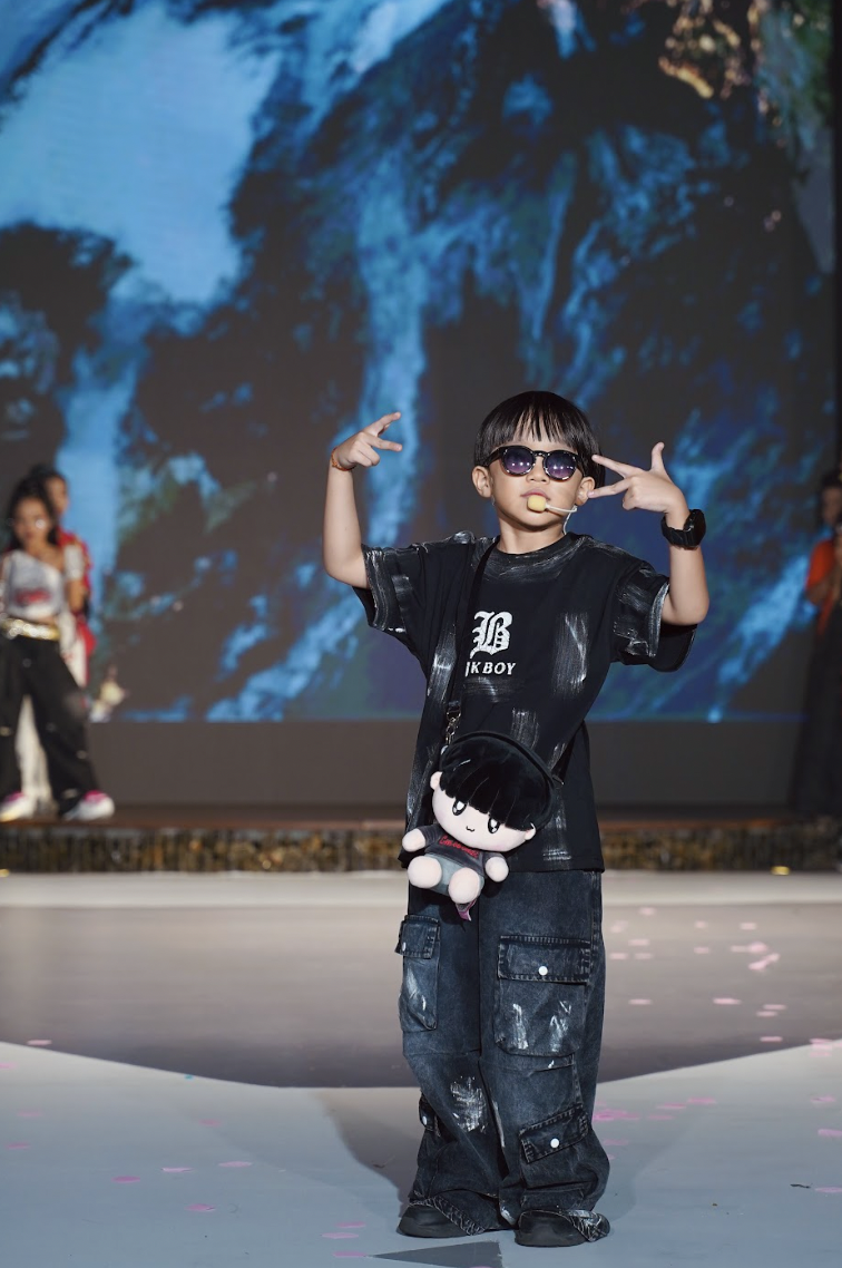 Chân dung rapper 8 tuổi Xệ Xệ làm vedette show thời trang nhí - Ảnh 1. Chân dung rapper 8 tuổi Xệ Xệ làm vedette show thời trang nhí - Ảnh 1.