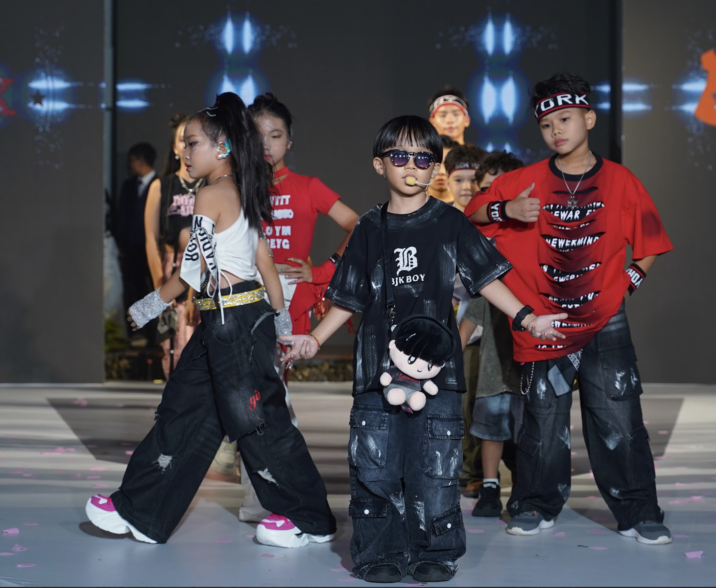 Chân dung rapper 8 tuổi Xệ Xệ làm vedette show thời trang nhí - Ảnh 5. Chân dung rapper 8 tuổi Xệ Xệ làm vedette show thời trang nhí - Ảnh 5.