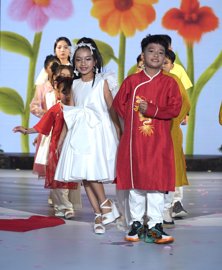Chân dung rapper 8 tuổi Xệ Xệ làm vedette show thời trang nhí - Ảnh 14. Chân dung rapper 8 tuổi Xệ Xệ làm vedette show thời trang nhí - Ảnh 14.