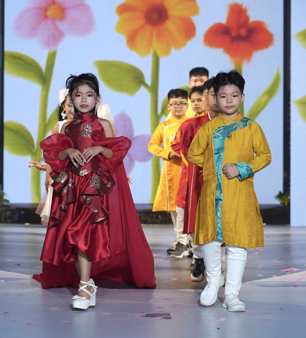 Chân dung rapper 8 tuổi Xệ Xệ làm vedette show thời trang nhí - Ảnh 16. Chân dung rapper 8 tuổi Xệ Xệ làm vedette show thời trang nhí - Ảnh 16.