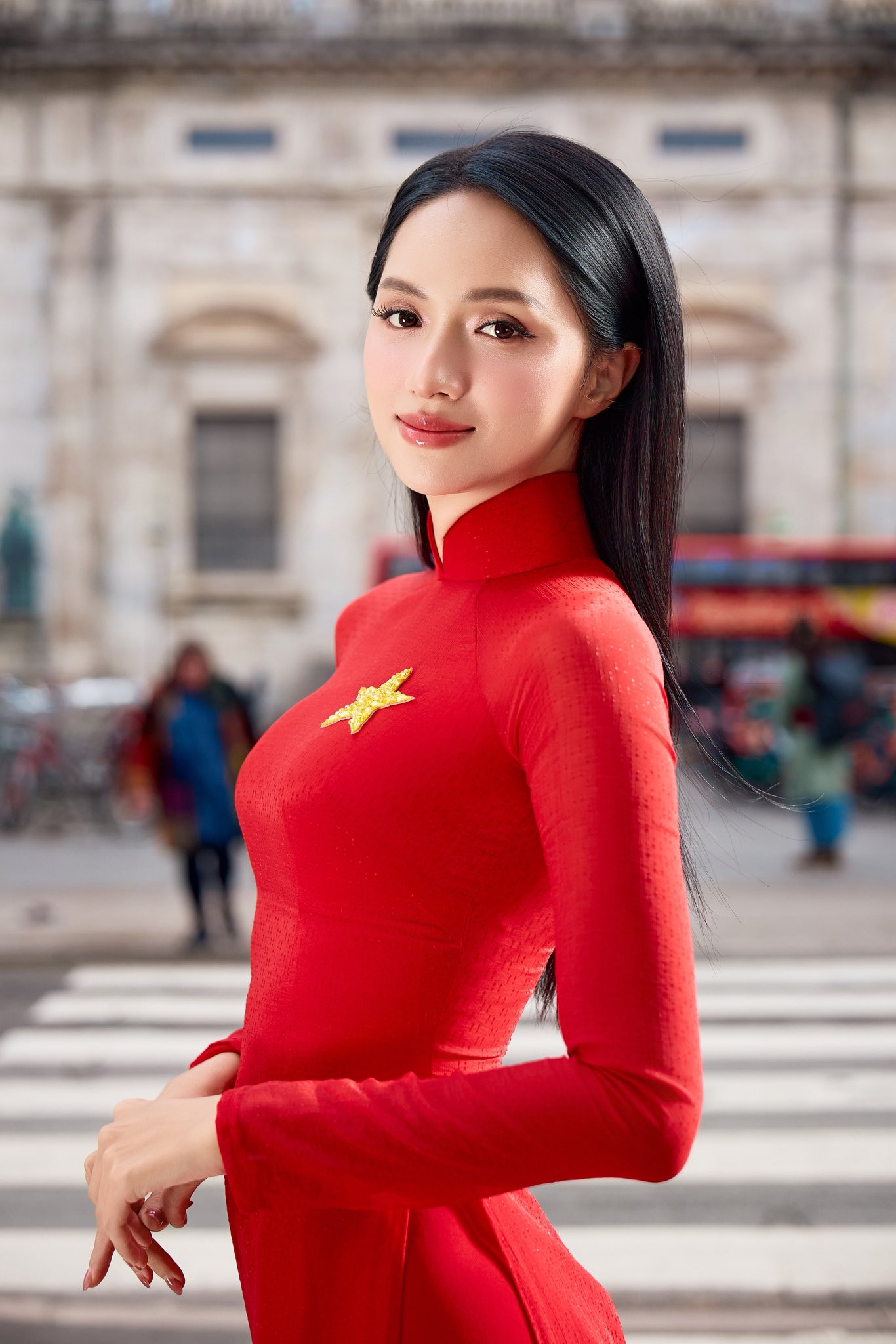 Hương Giang thu hút ánh nhìn với áo dài trên phố châu Âu - Ảnh 2. Hương Giang thu hút ánh nhìn với áo dài trên phố châu Âu - Ảnh 2.