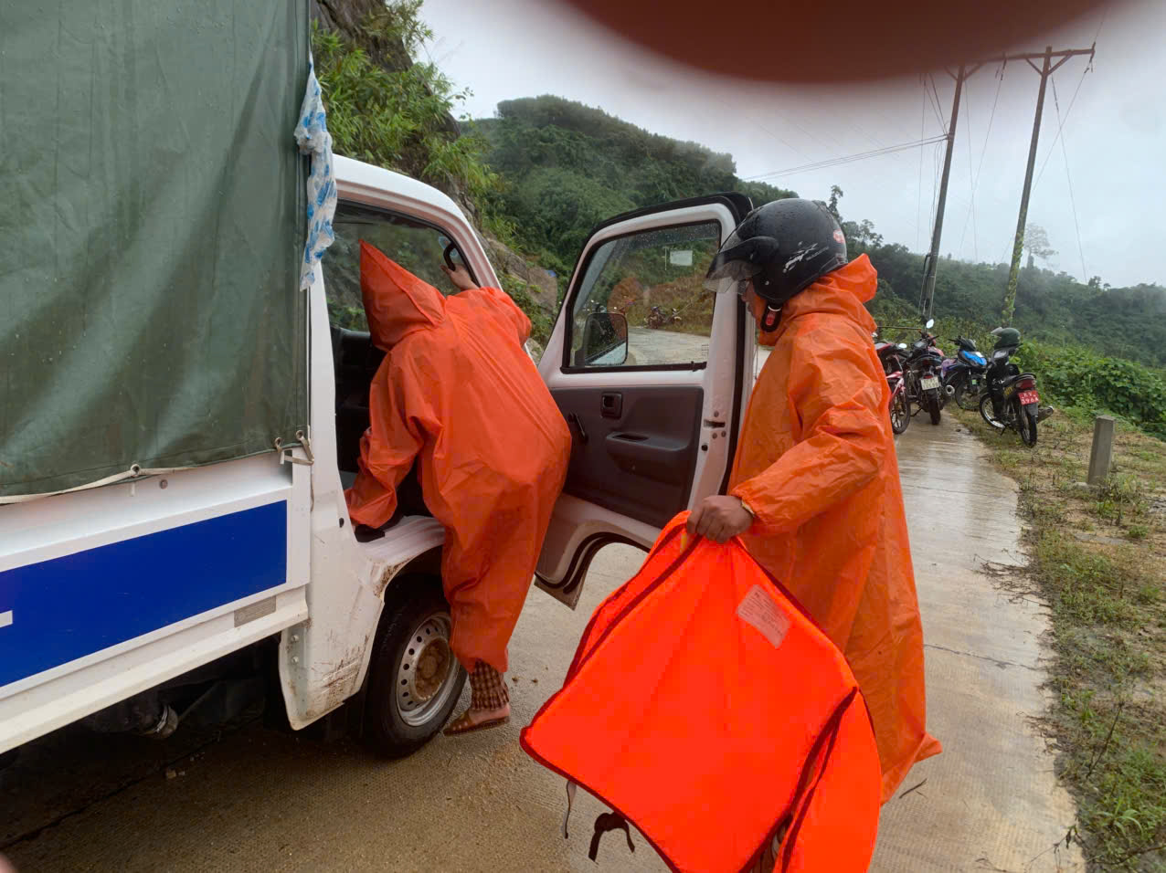 Run run xem clip giáo viên ở Đà Nẵng mang thai 37 tháng vượt lũ dữ đi sinh - Ảnh 14.