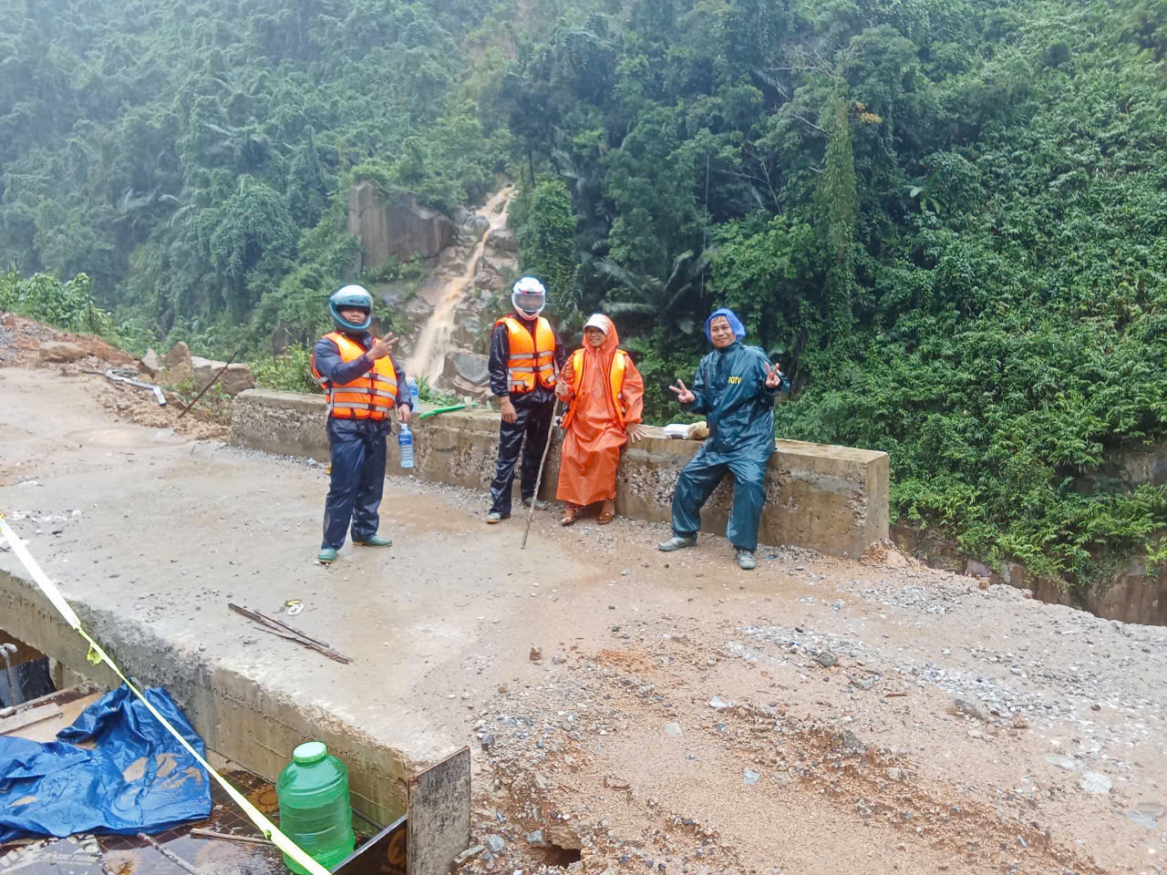 Run run xem clip giáo viên ở Đà Nẵng mang thai 37 tháng vượt lũ dữ đi sinh - Ảnh 10.