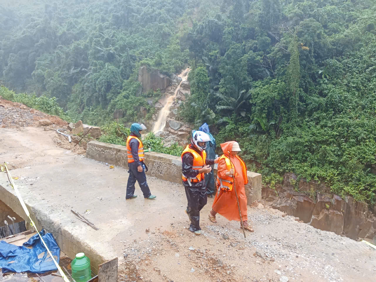 Run run xem clip giáo viên ở Đà Nẵng mang thai 37 tháng vượt lũ dữ đi sinh - Ảnh 12.