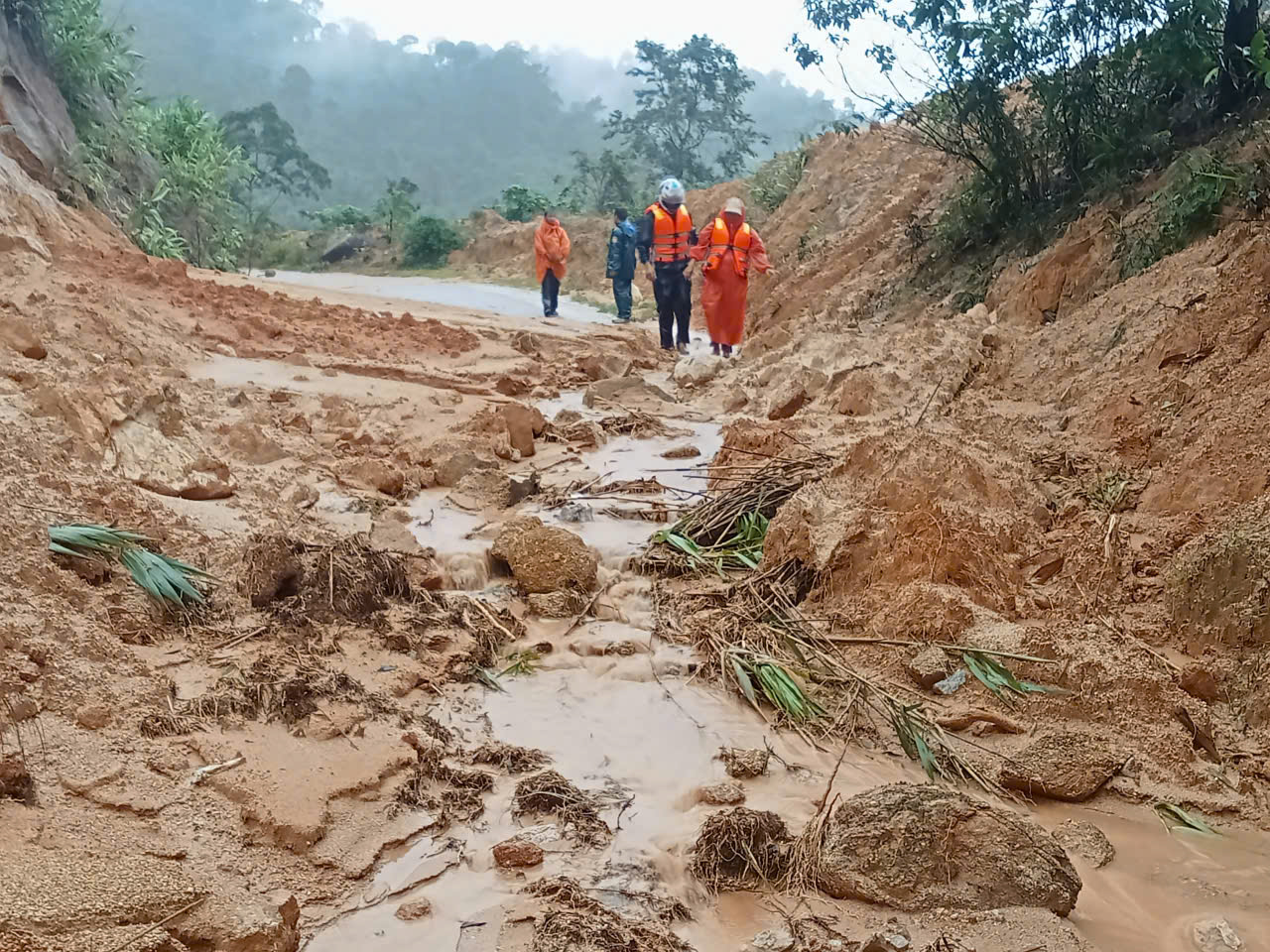 Run run xem clip giáo viên ở Đà Nẵng mang thai 37 tháng vượt lũ dữ đi sinh - Ảnh 9.