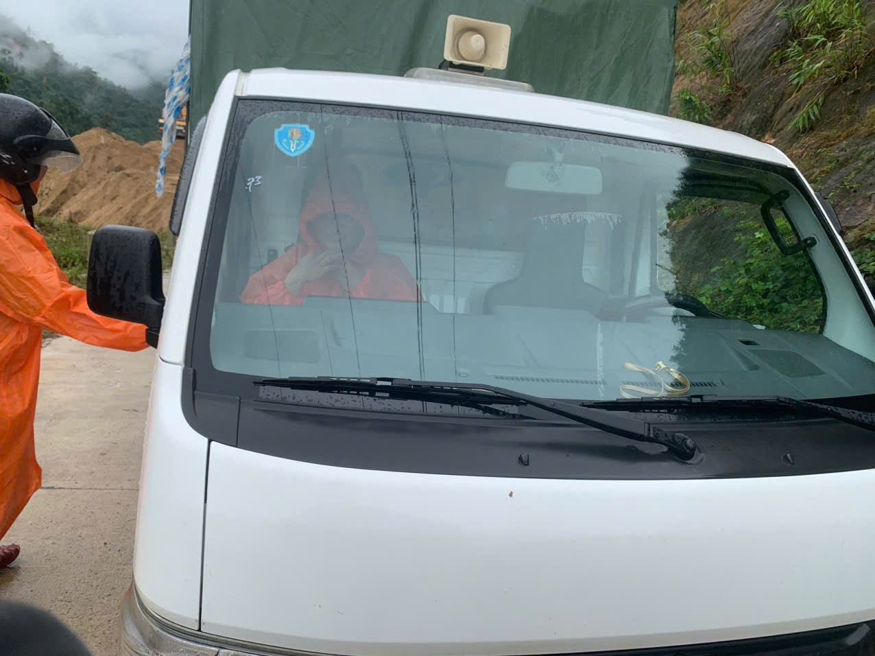 Run run xem clip giáo viên ở Đà Nẵng mang thai 37 tháng vượt lũ dữ đi sinh - Ảnh 15.