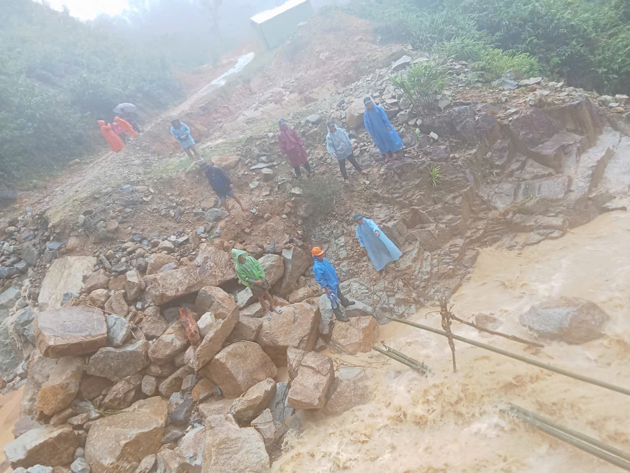 Run run xem clip giáo viên ở Đà Nẵng mang thai 37 tháng vượt lũ dữ đi sinh - Ảnh 4.