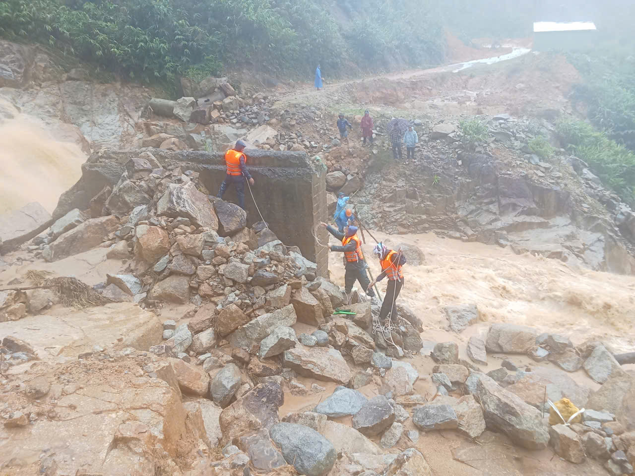 Run run xem clip giáo viên ở Đà Nẵng mang thai 37 tháng vượt lũ dữ đi sinh - Ảnh 3.