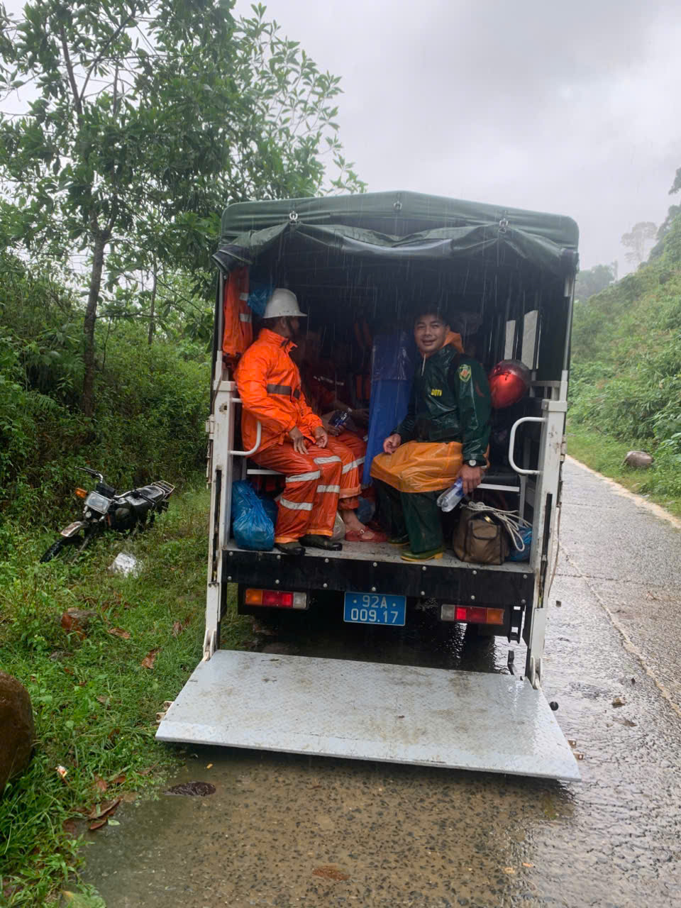 Run run xem clip giáo viên ở Đà Nẵng mang thai 37 tháng vượt lũ dữ đi sinh - Ảnh 16.