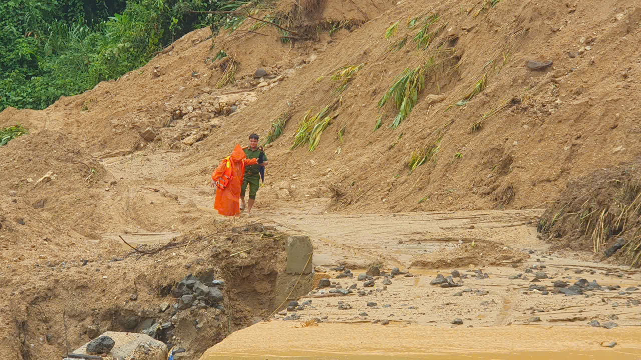 Run run xem clip giáo viên ở Đà Nẵng mang thai 37 tháng vượt lũ dữ đi sinh - Ảnh 11.