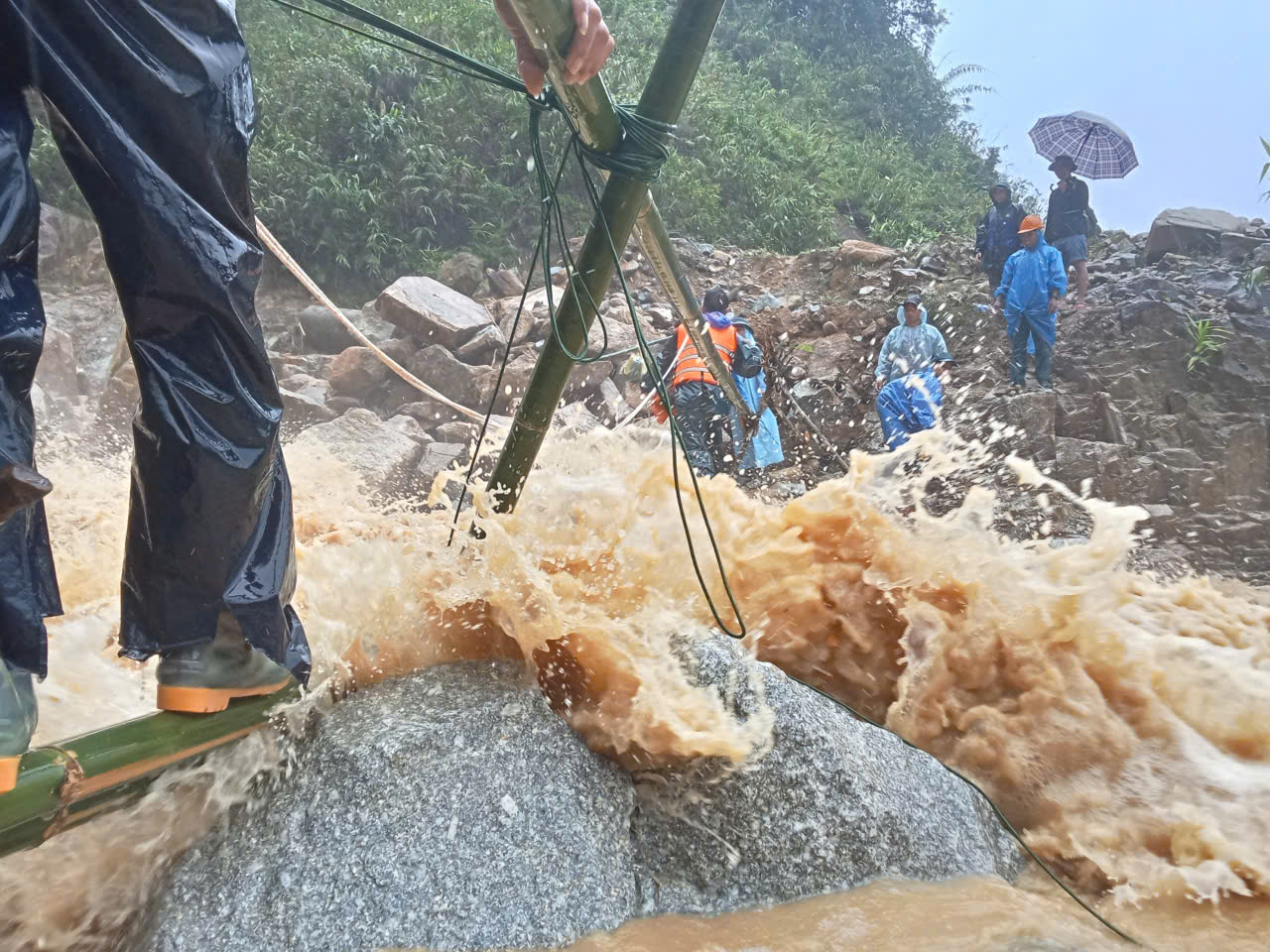 Run run xem clip giáo viên ở Đà Nẵng mang thai 37 tháng vượt lũ dữ đi sinh - Ảnh 1.