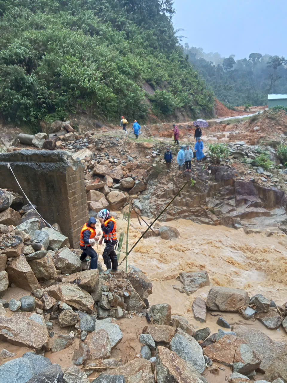 Run run xem clip giáo viên ở Đà Nẵng mang thai 37 tháng vượt lũ dữ đi sinh - Ảnh 6.