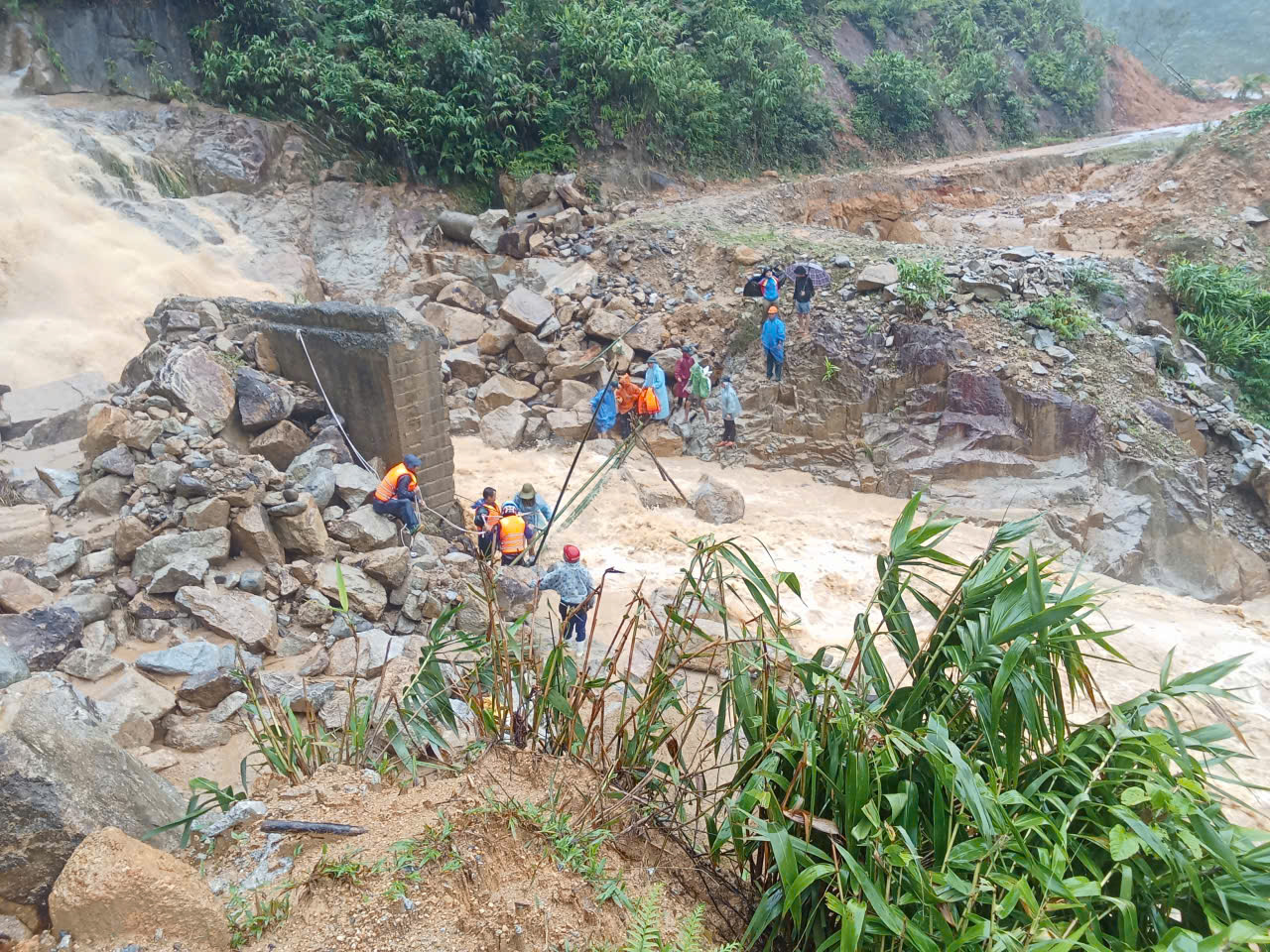 Run run xem clip giáo viên ở Đà Nẵng mang thai 37 tháng vượt lũ dữ đi sinh - Ảnh 5.