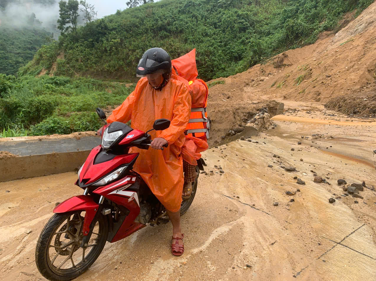 Run run xem clip giáo viên ở Đà Nẵng mang thai 37 tháng vượt lũ dữ đi sinh - Ảnh 13.