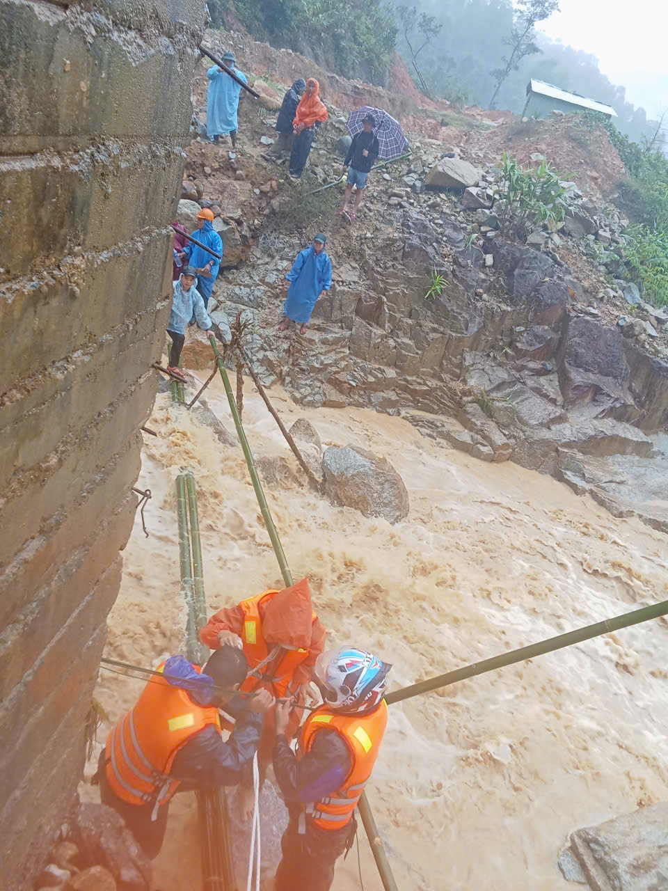 Run run xem clip giáo viên ở Đà Nẵng mang thai 37 tháng vượt lũ dữ đi sinh - Ảnh 8.