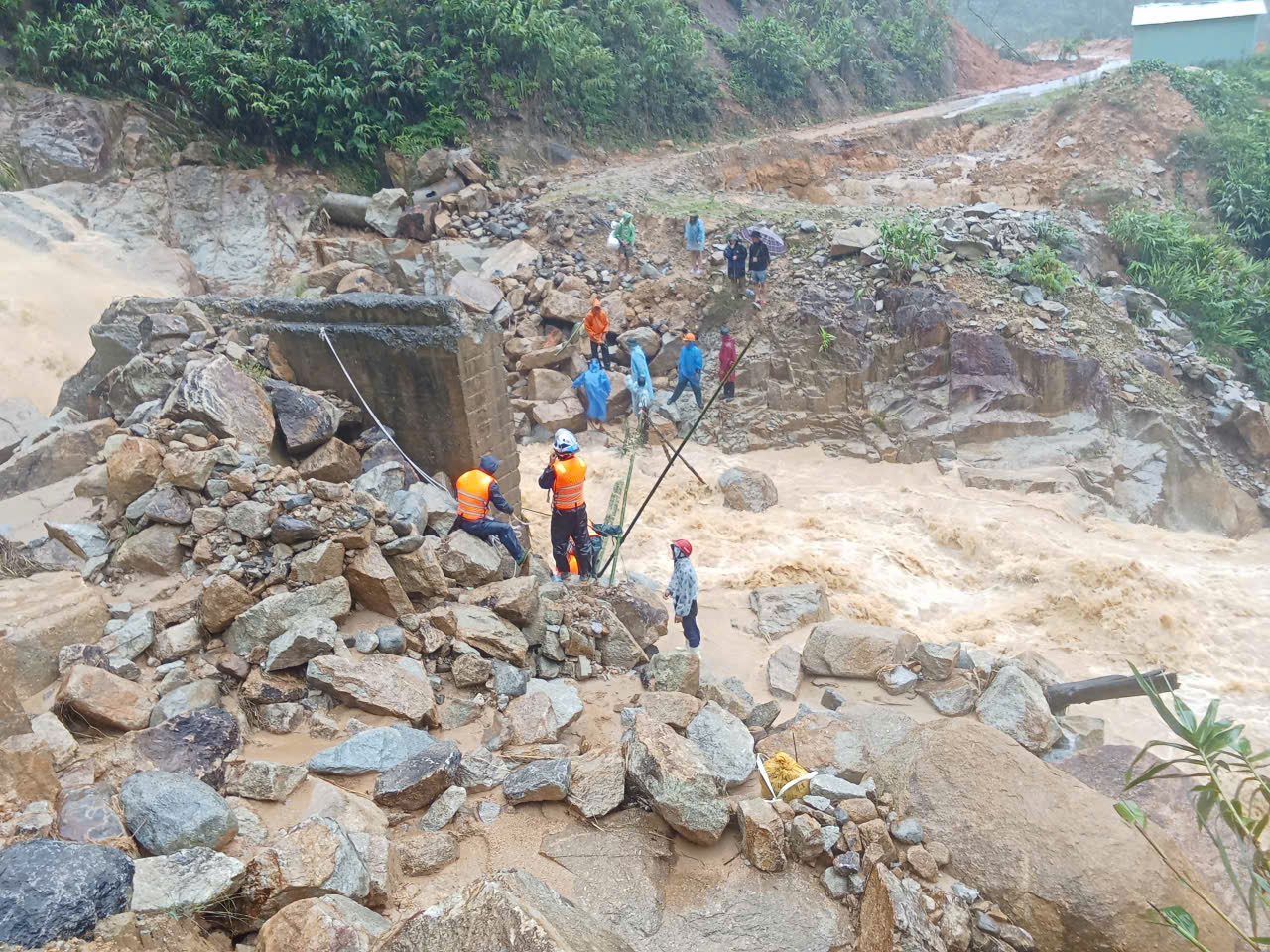 Run run xem clip giáo viên ở Đà Nẵng mang thai 37 tháng vượt lũ dữ đi sinh - Ảnh 7.