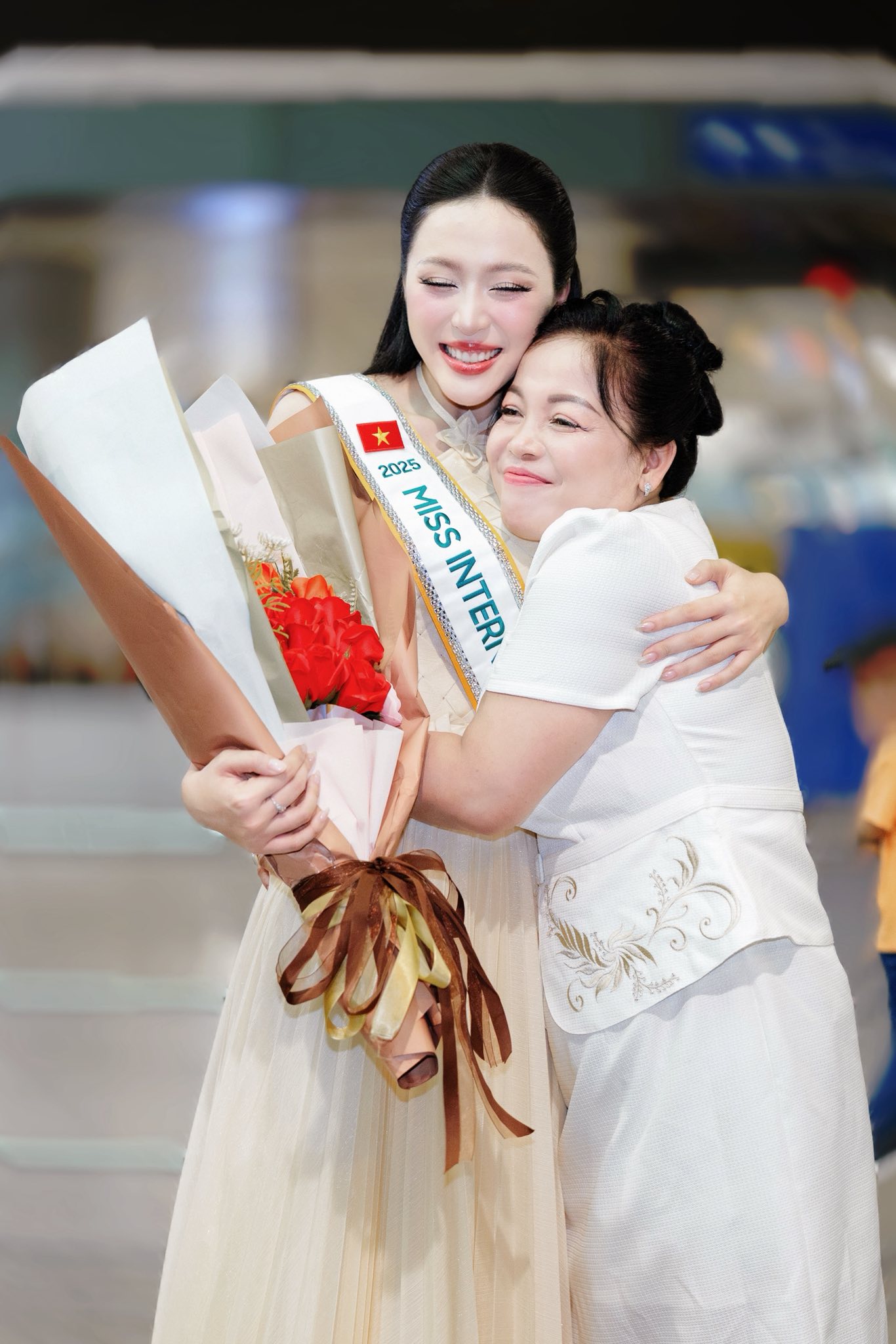 Mẹ Hoa hậu Kiều Duy gây chú ý khi tiễn con gái đi thi Hoa hậu quốc tế 2025 - Ảnh 7.