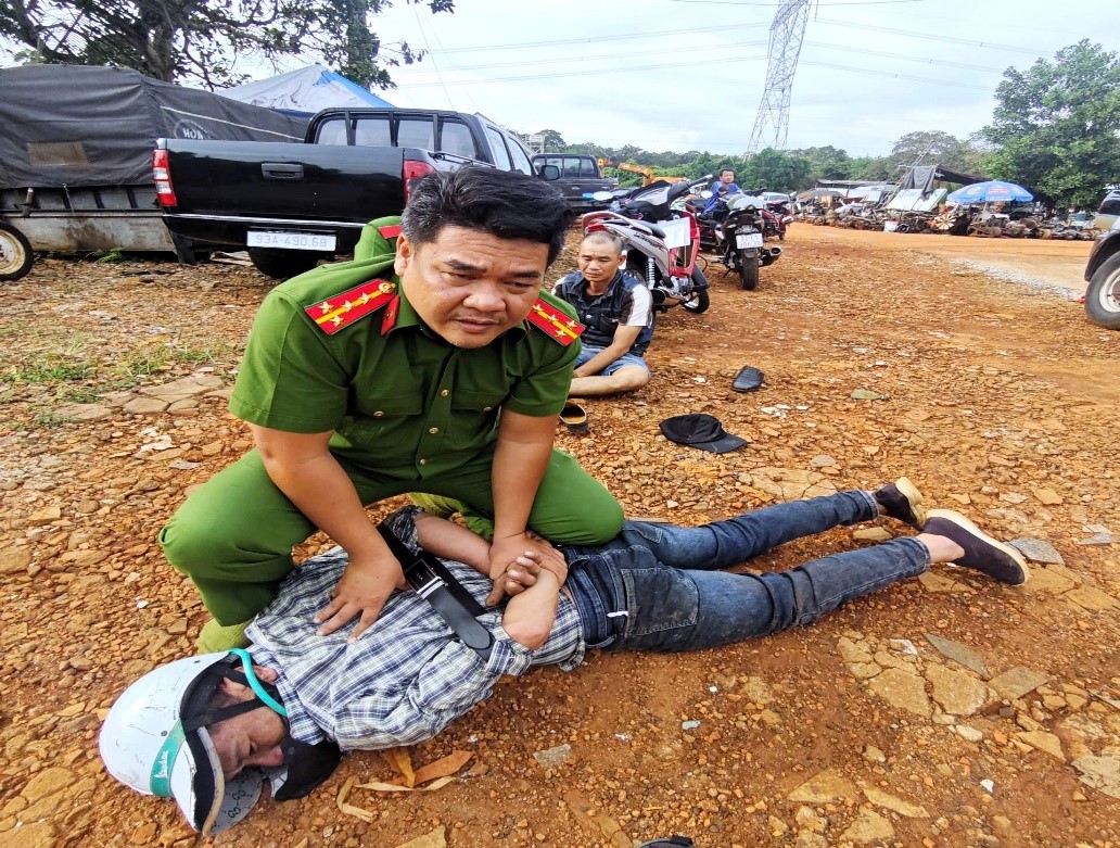 Công an Bù Đăng truy đuổi kẻ trộm cắp hơn 5km , bắt giữ hai đối tượng - Ảnh 1.
