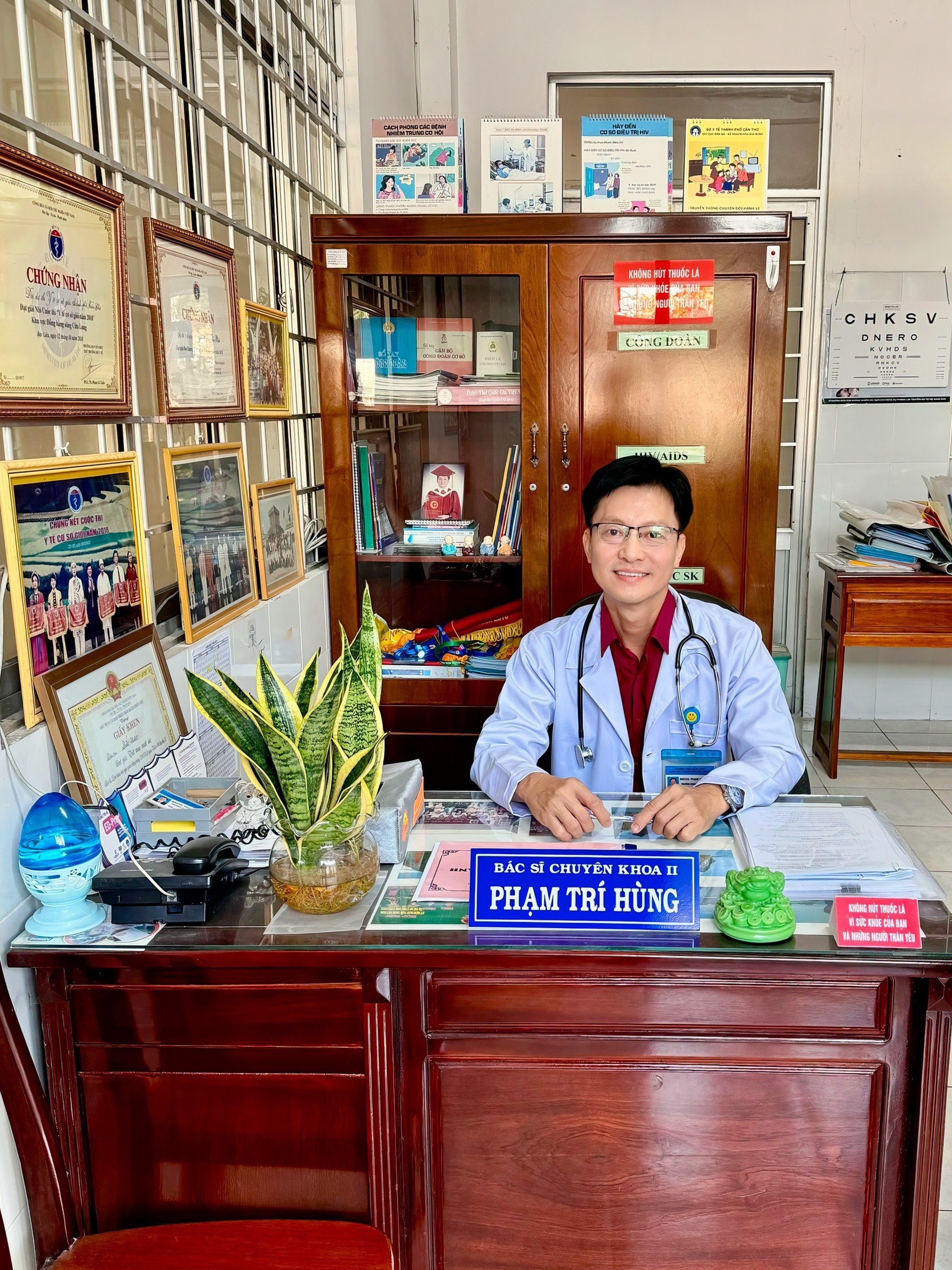 Người bác sĩ có tấm lòng vàng: 16 năm là 'người anh', 'người bạn' của bệnh nhân HIV - Ảnh 1.