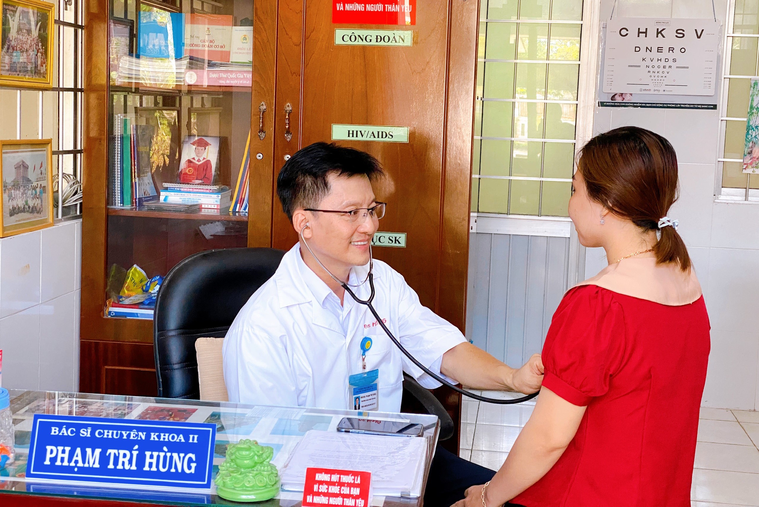 Người bác sĩ có tấm lòng vàng: 16 năm là 'người anh', 'người bạn' của bệnh nhân HIV - Ảnh 2.