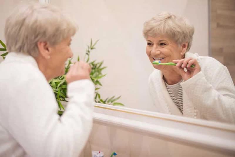 Sau 60 tuổi, tốt nhất nên thay đổi 3 thói quen đánh răng này - Ảnh 3.