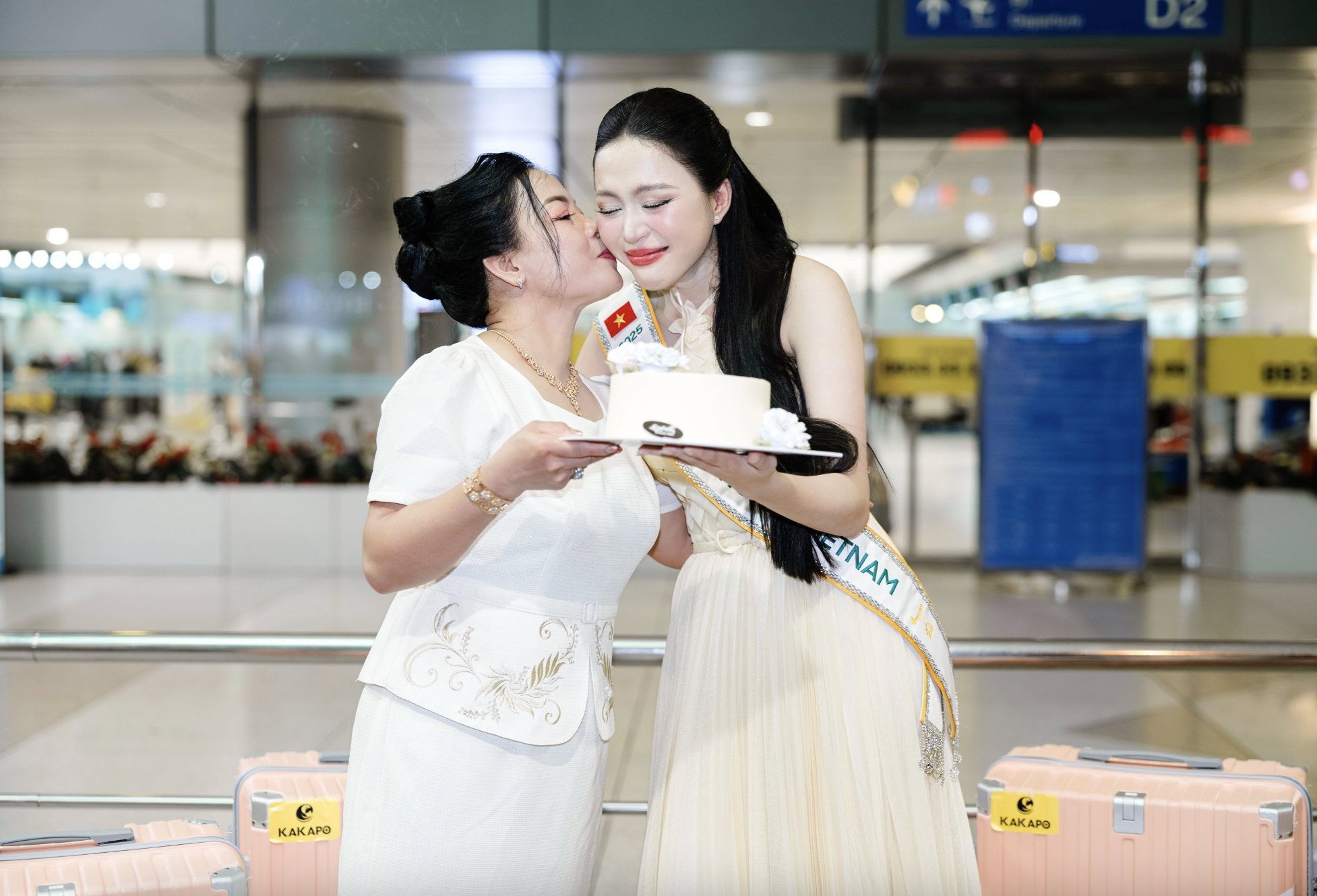 Mẹ Hoa hậu Kiều Duy gây chú ý khi tiễn con gái đi thi Hoa hậu quốc tế 2025 - Ảnh 6.
