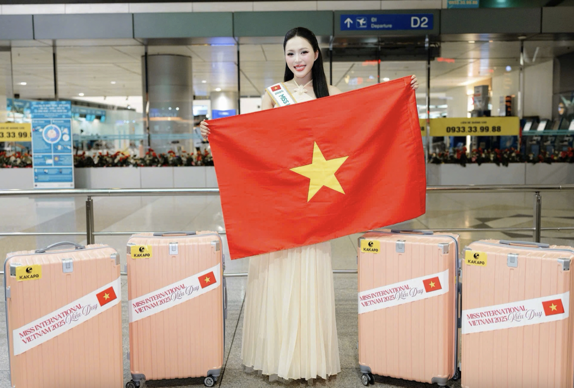 Mẹ Hoa hậu Kiều Duy gây chú ý khi tiễn con gái đi thi Hoa hậu quốc tế 2025 - Ảnh 4.