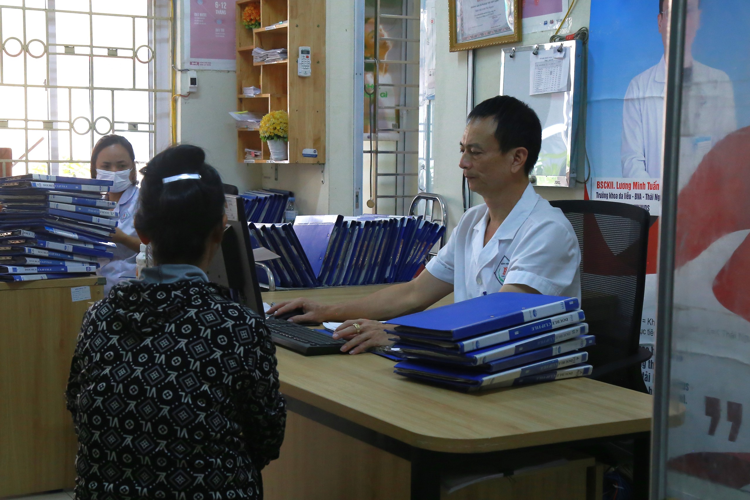 Từng 'ngồi cách bệnh nhân hai mét' đến hơn hai thập kỷ giành giật sự sống người từ 'án tử' - Ảnh 12. Từng 'ngồi cách bệnh nhân hai mét' đến hơn hai thập kỷ giành giật sự sống người từ 'án tử' - Ảnh 12.