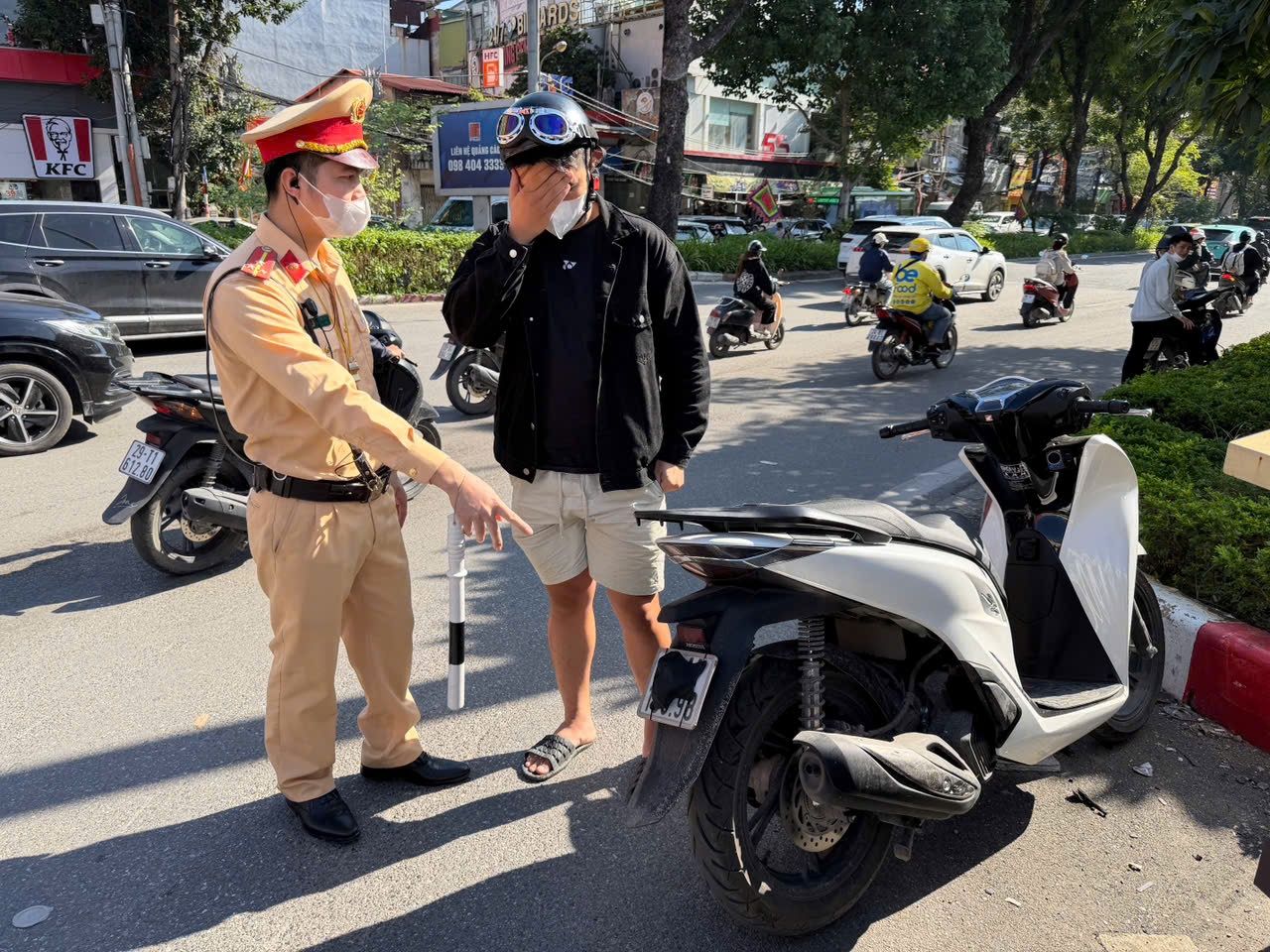 Hà Nội: Hàng trăm trường hợp che, dán biển số xe, sử dụng điện thoại khi lái xe bị CSGT xử phạt - Ảnh 1.