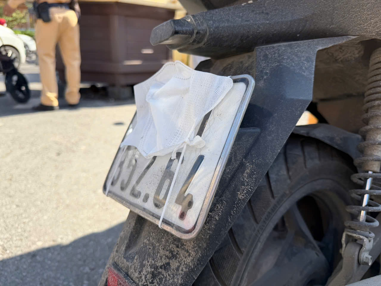 Hà Nội: Hàng trăm trường hợp che, dán biển số xe, sử dụng điện thoại khi lái xe bị CSGT xử phạt - Ảnh 2.