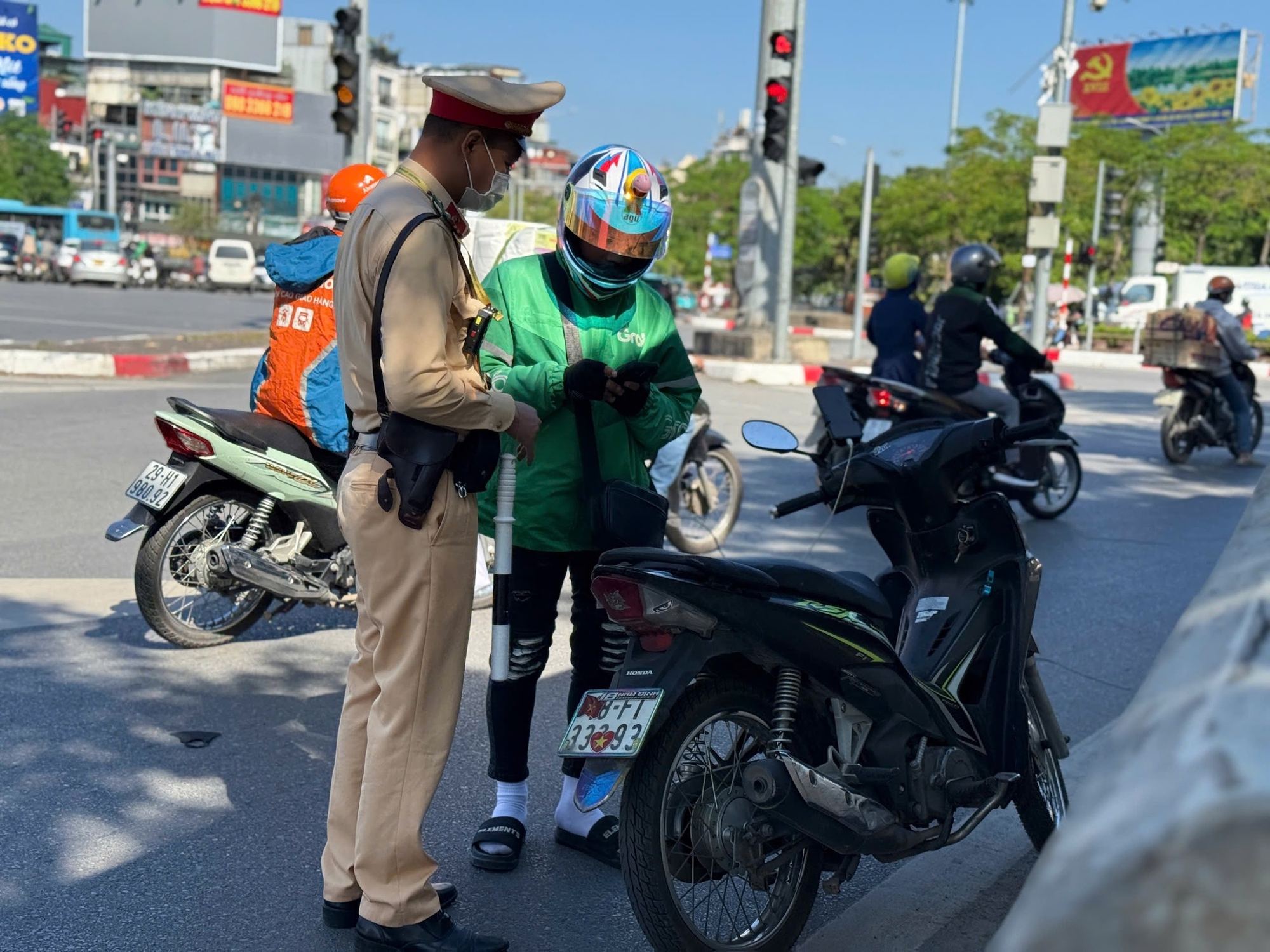 Hà Nội: Hàng trăm trường hợp che, dán biển số xe, sử dụng điện thoại khi lái xe bị CSGT xử phạt - Ảnh 3.