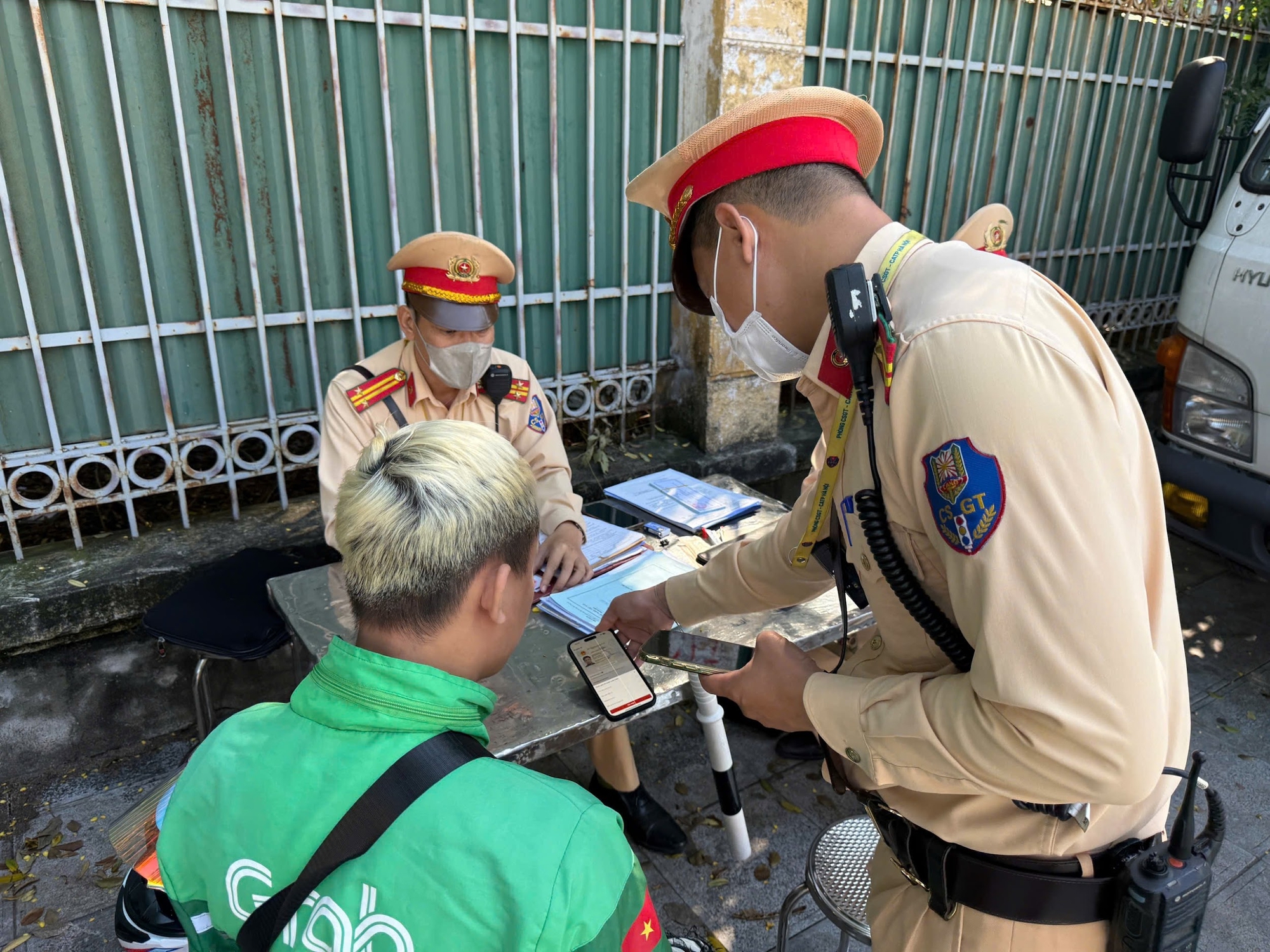 Hà Nội: Hàng trăm trường hợp che, dán biển số xe, sử dụng điện thoại khi lái xe bị CSGT xử phạt - Ảnh 4.