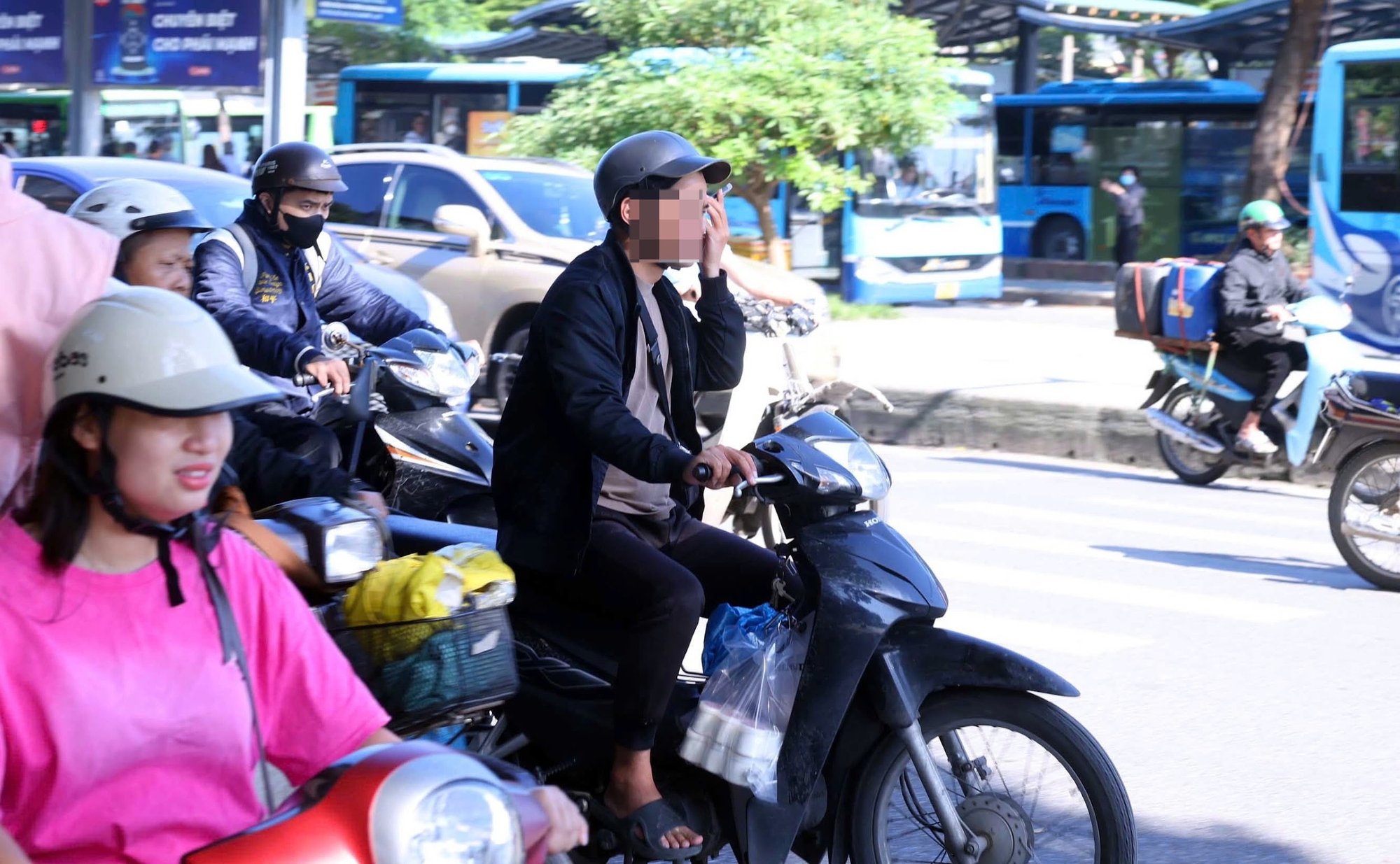 Hà Nội: Hàng trăm trường hợp che, dán biển số xe, sử dụng điện thoại khi lái xe bị CSGT xử phạt - Ảnh 5.