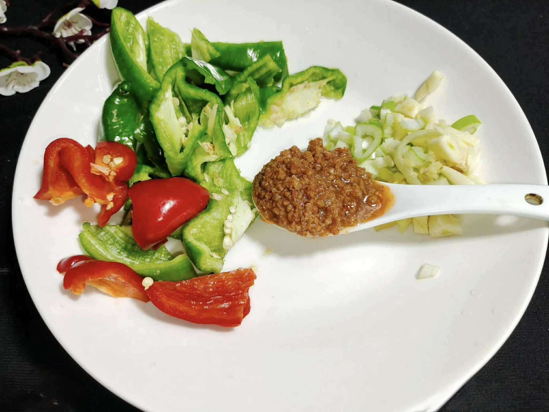 Món ăn này nhanh gọn, cực kỳ hợp ăn trong bữa cơm mùa đông: Chỉ cần đun nhỏ lửa 15 phút mà thơm mềm tuyệt hảo - Ảnh 2.