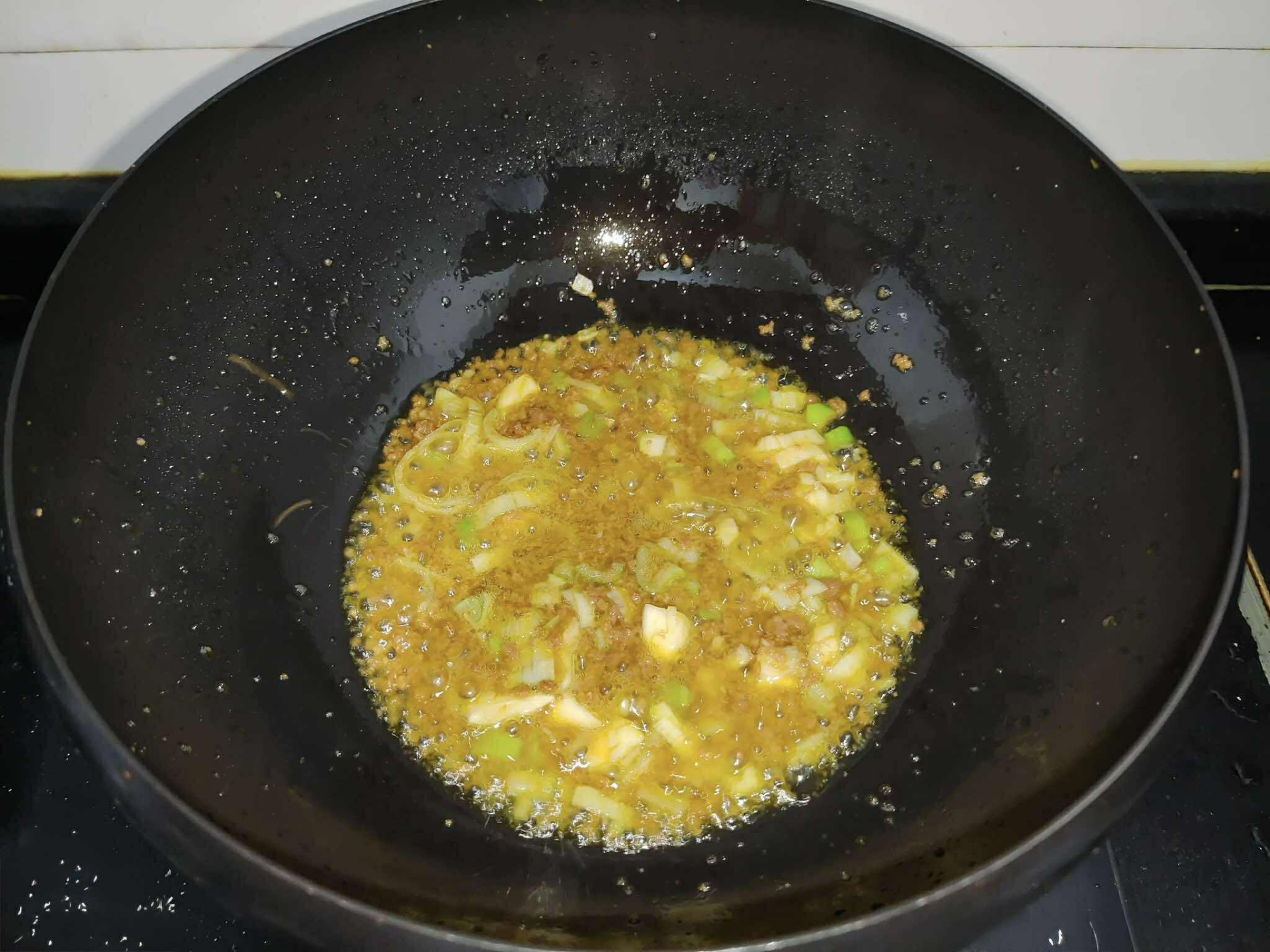 Món ăn này nhanh gọn, cực kỳ hợp ăn trong bữa cơm mùa đông: Chỉ cần đun nhỏ lửa 15 phút mà thơm mềm tuyệt hảo - Ảnh 3.