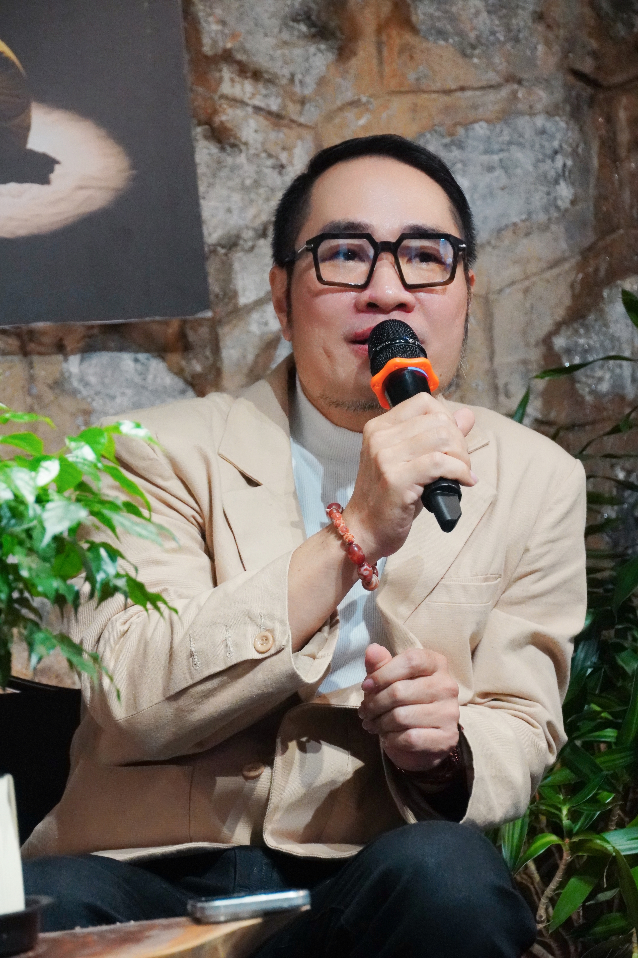 Viết ca khúc về cha, ca sĩ Khôi Minh mong đừng ai giống nhân vật của Trấn Thành  - Ảnh 1.