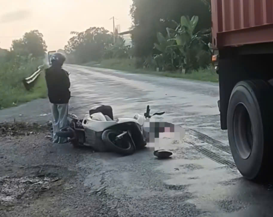 Sụp ổ gà trên quốc lộ, người đàn ông bị ô tô cán tử vong tại chỗ - Ảnh 1.