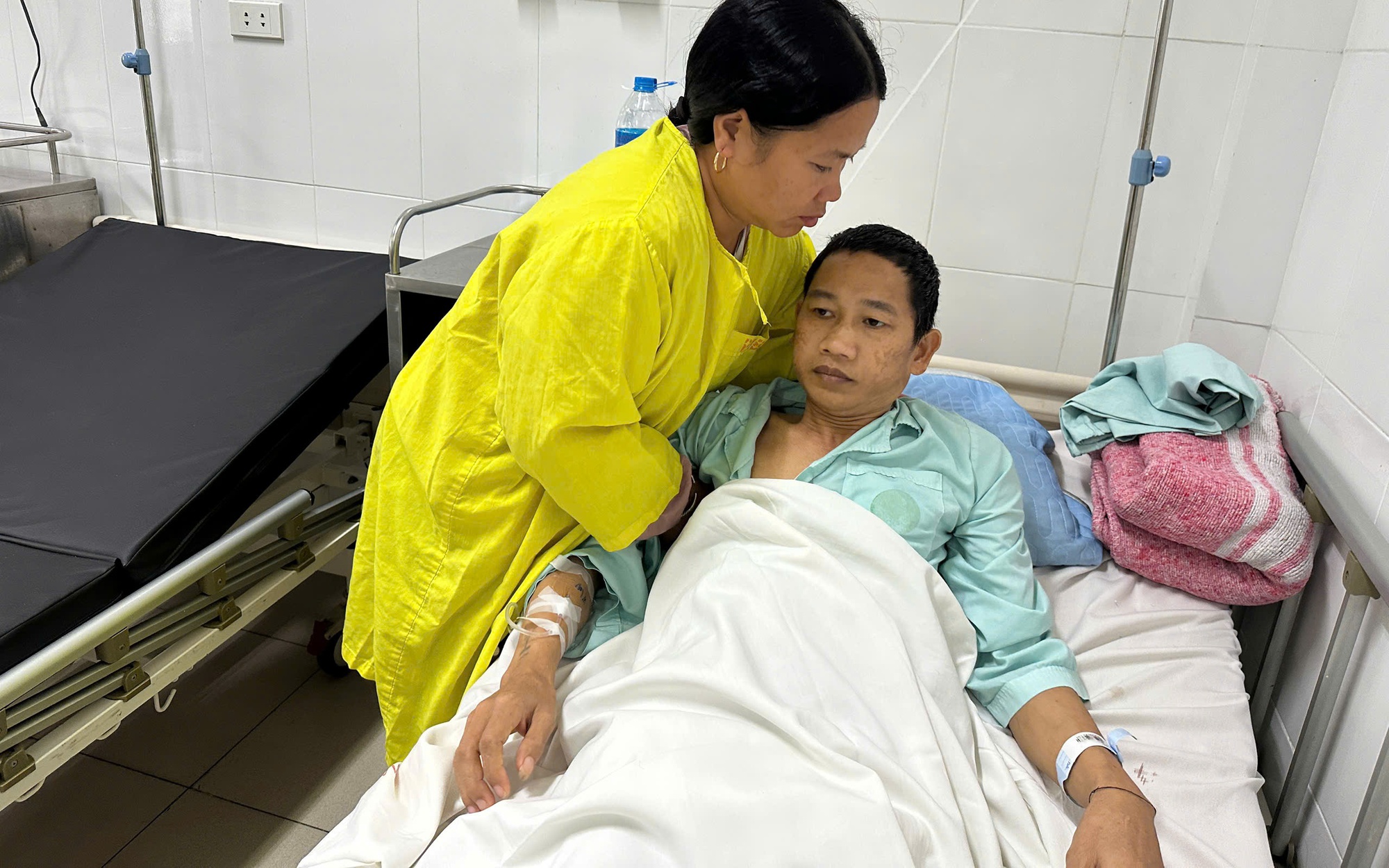 Đứa trẻ liên tiếp mất mẹ và bà, chỉ còn biết dựa vào người cậu tật nguyền, tâm trí bất ổn - Ảnh 6.