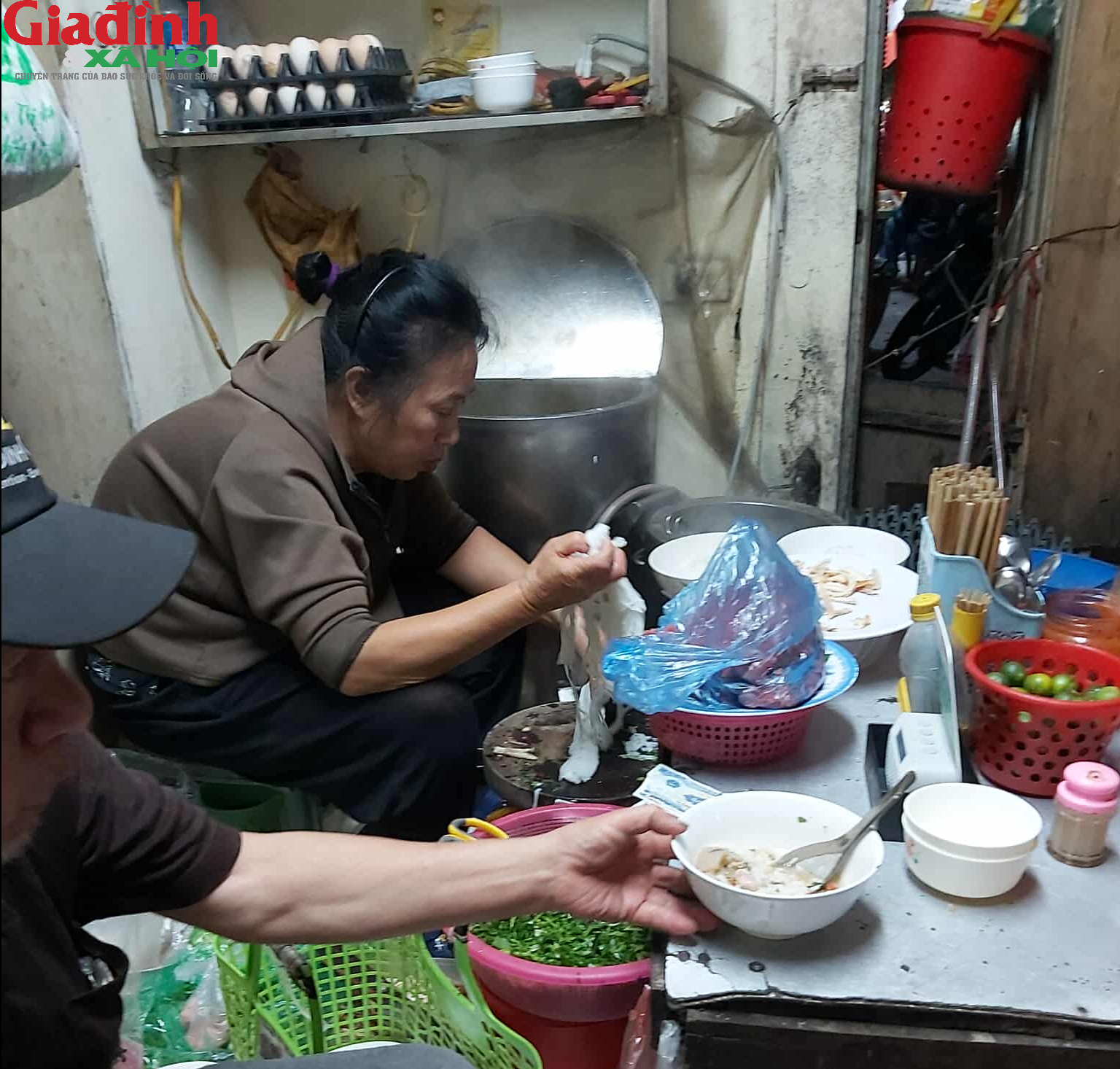 Quán phở 20k chuẩn ngon, bổ, rẻ hy hữu ở Hà Nội, khách ra vào nườm nượp - Ảnh 2. Quán phở 20k chuẩn ngon, bổ, rẻ hy hữu ở Hà Nội, khách ra vào nườm nượp - Ảnh 2.