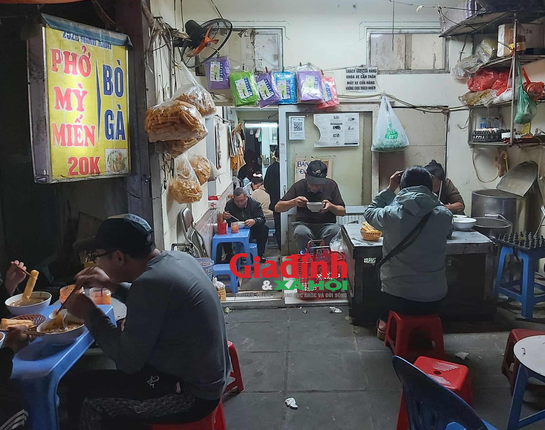 Quán phở 20k chuẩn ngon, bổ, rẻ hy hữu ở Hà Nội, khách ra vào nườm nượp - Ảnh 1. Quán phở 20k chuẩn ngon, bổ, rẻ hy hữu ở Hà Nội, khách ra vào nườm nượp - Ảnh 1.