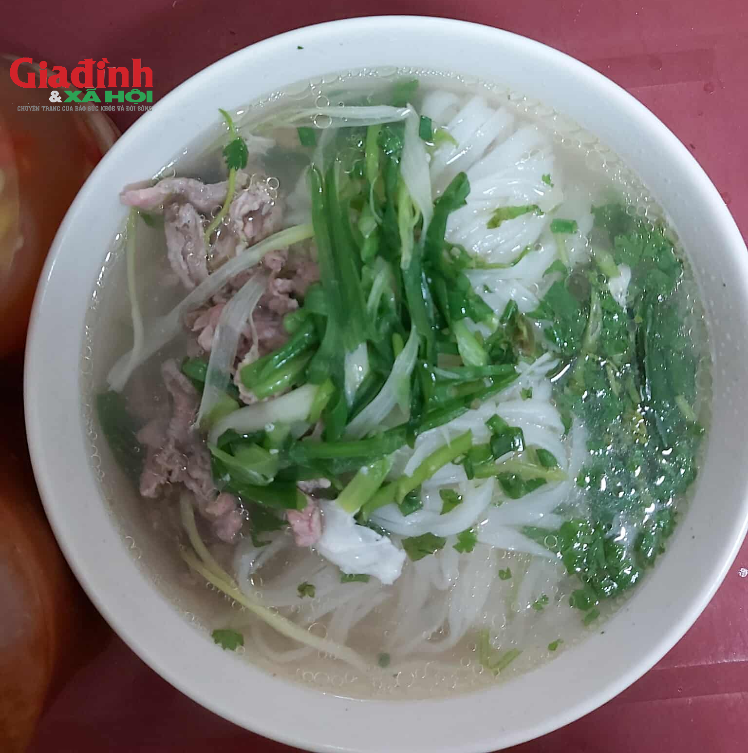 Quán phở 20k chuẩn ngon, bổ, rẻ hy hữu ở Hà Nội, khách ra vào nườm nượp - Ảnh 5. Quán phở 20k chuẩn ngon, bổ, rẻ hy hữu ở Hà Nội, khách ra vào nườm nượp - Ảnh 5.