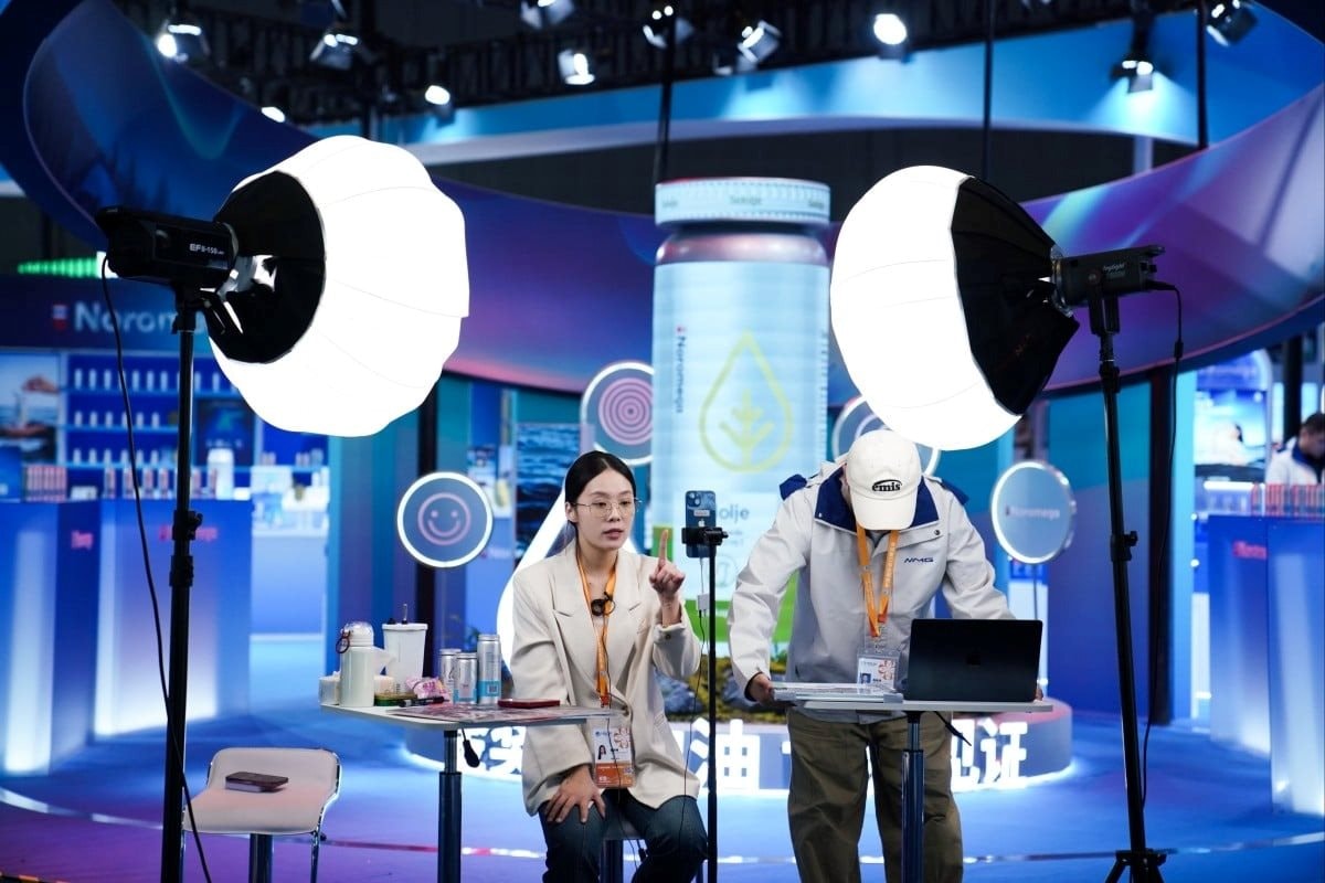 Thất nghiệp, giới trẻ Trung Quốc rải CV săn việc tại nơi không ngờ tới, vừa có thêm thu nhập, vừa mở rộng quan hệ - Ảnh 1.