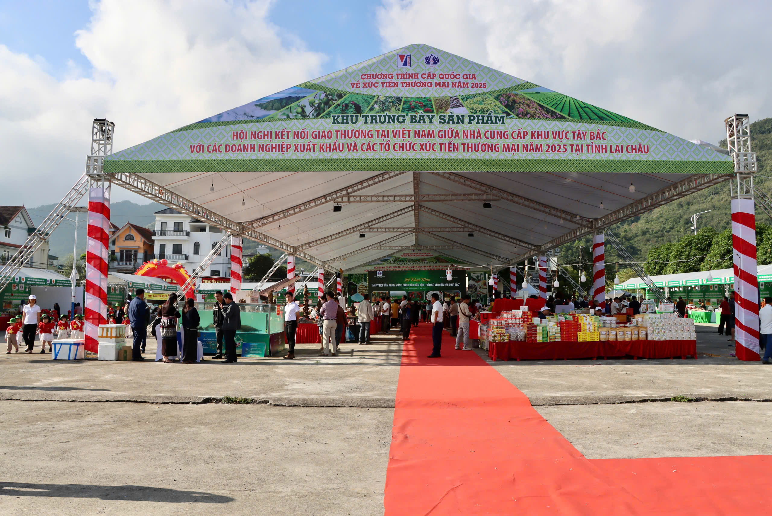 Bảo vệ người tiêu dùng trong Ngày hội sản phẩm vùng cao 2025 tại Lai Châu - Ảnh 2.