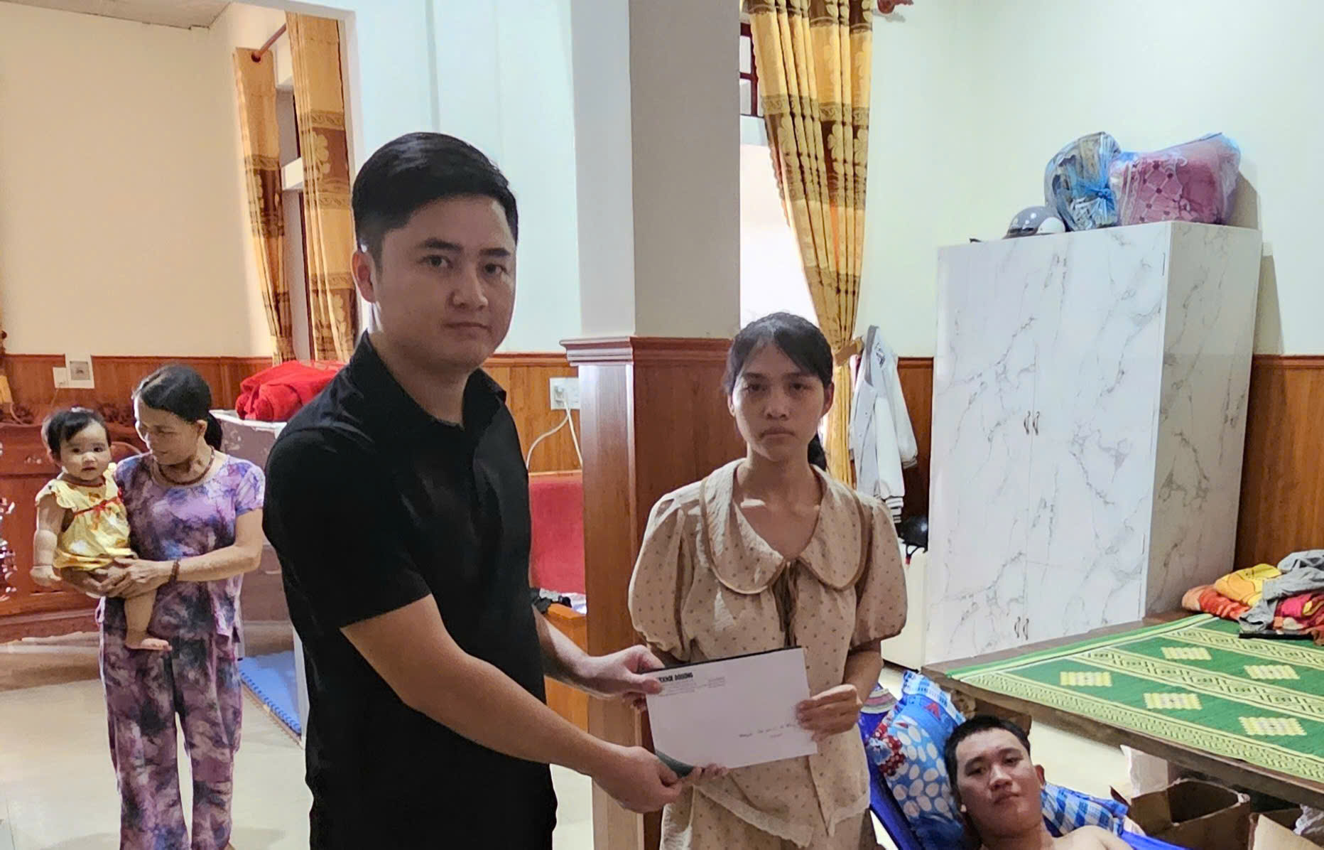 Tấm lòng bạn đọc Báo Sức khỏe & Đời sống đến với 2 hoàn cảnh khó khăn ở Huế - Ảnh 2.