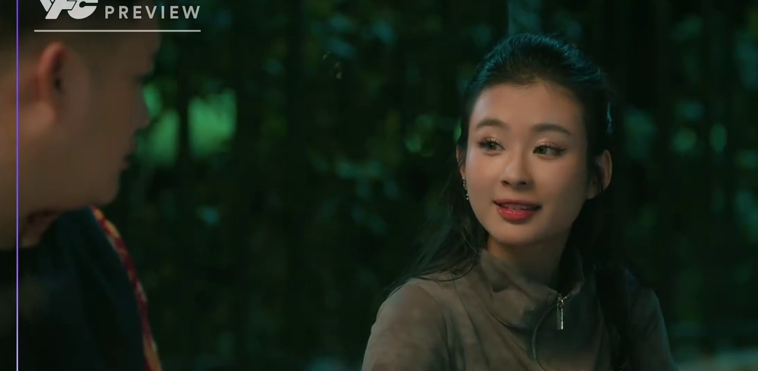 Cách em 1 milimet - Tập 22: Con gái ông trùm tới quán thịt xiên dò hỏi về Thư 'ống bơ' - Ảnh 2.