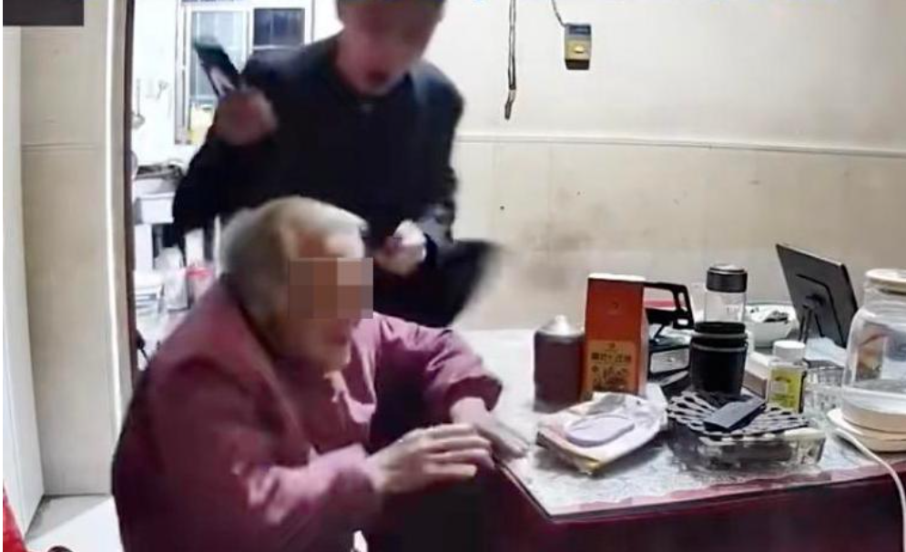 Cụ bà 92 tuổi bị con trai hành hung có hành động khó tin sau khi ra viện - Ảnh 1.