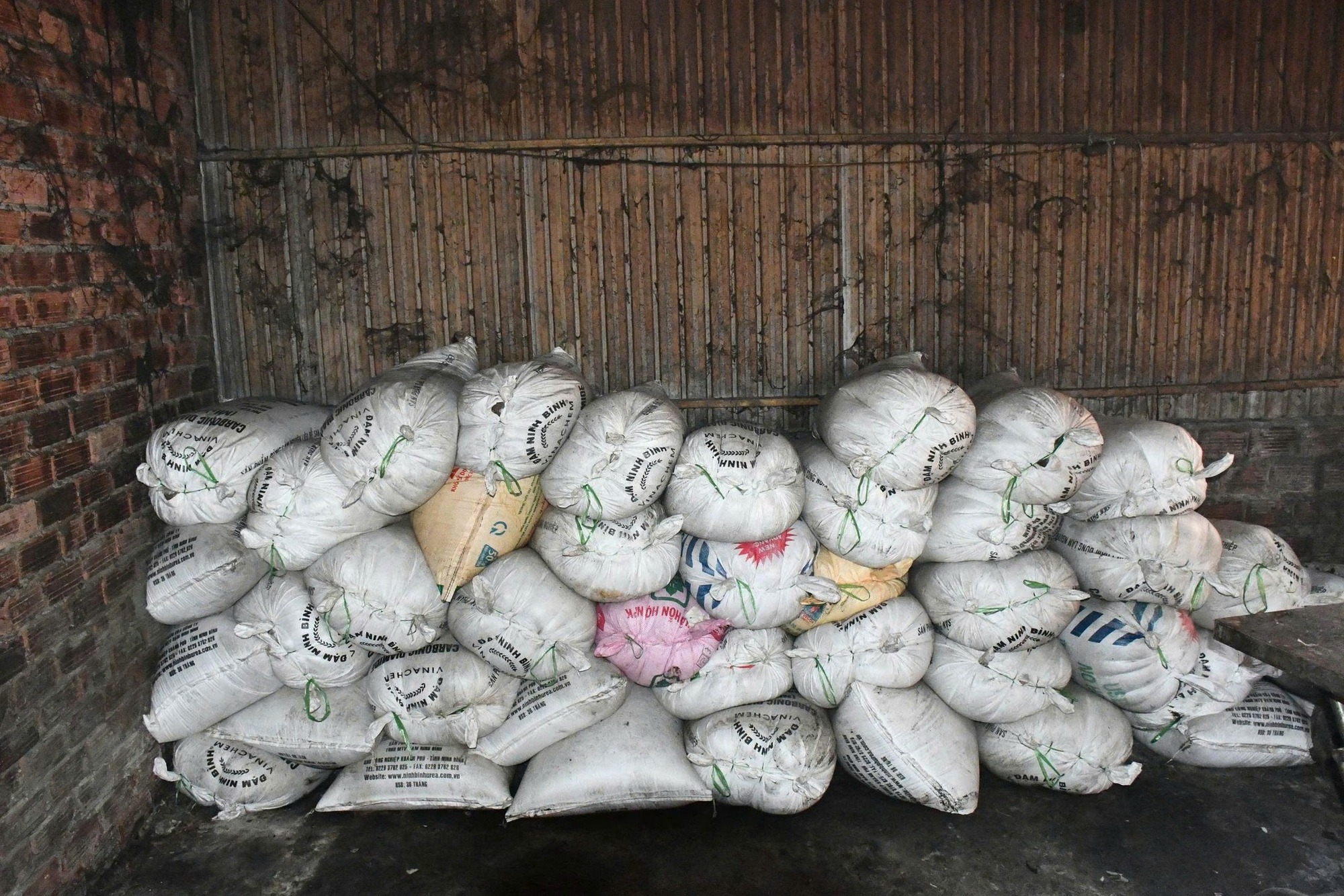 Công an Đà Nẵng phát hiện cơ sở chế biến mỡ động vật trái phép trong nghĩa trang - Ảnh 7. Công an Đà Nẵng phát hiện cơ sở chế biến mỡ động vật trái phép trong nghĩa trang - Ảnh 7.