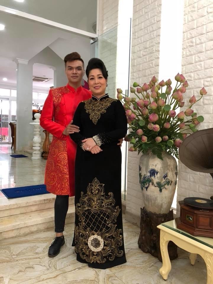 NSND Hồng Vân và Lê Tuấn Anh: Hạnh phúc bên tổ ấm tuổi U60 - Ảnh 12. NSND Hồng Vân và Lê Tuấn Anh: Hạnh phúc bên tổ ấm tuổi U60 - Ảnh 12.