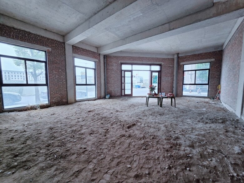 Vợ chồng Mạnh Trường rải đá thạch anh cho phong thủy biệt thự mới - Ảnh 2.