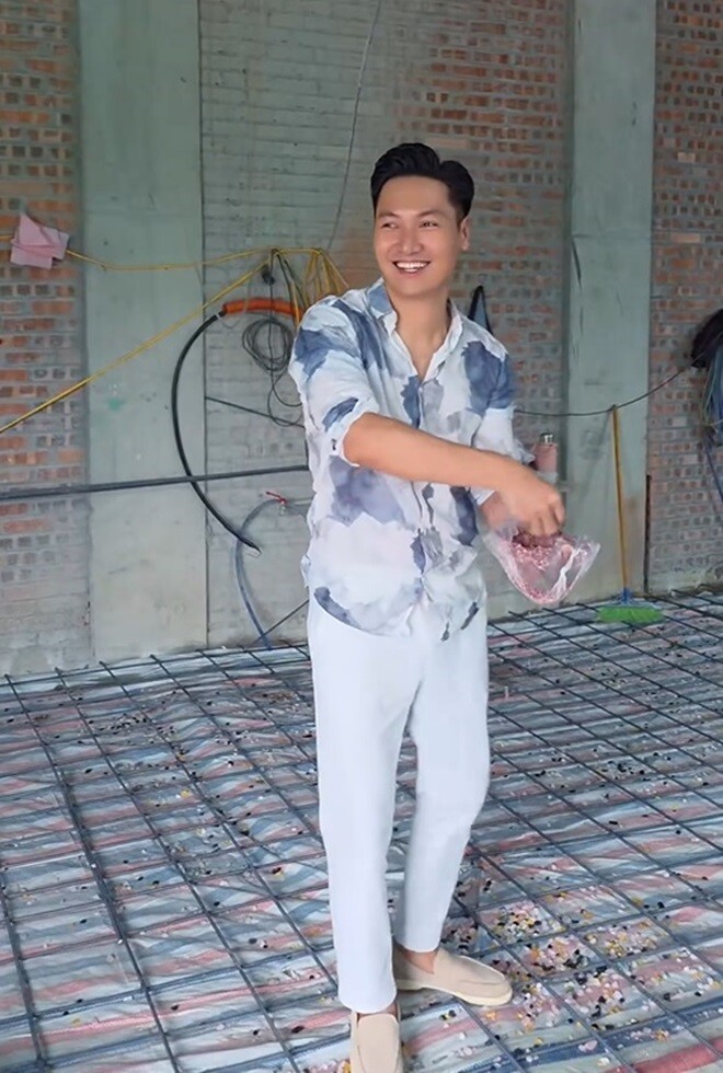 Vợ chồng Mạnh Trường rải đá thạch anh cho phong thủy biệt thự mới - Ảnh 7.